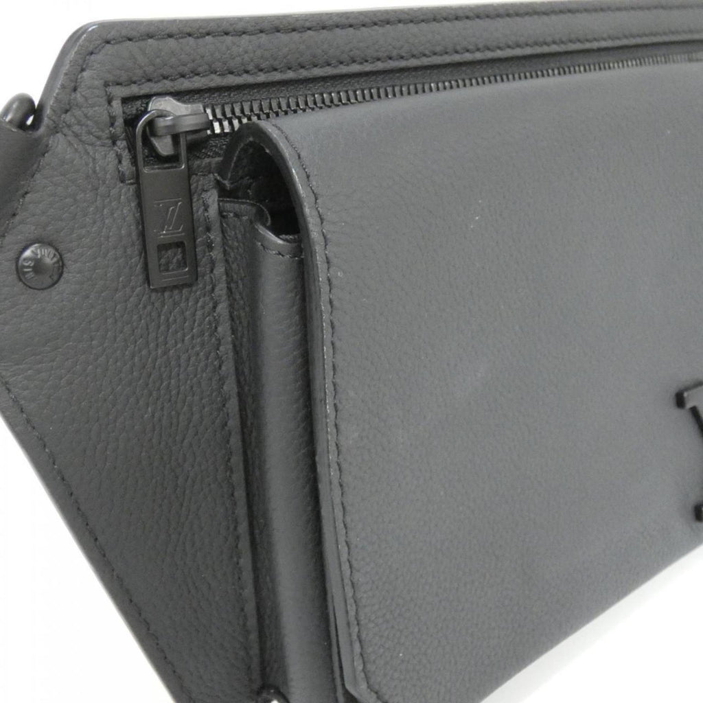 Louis Vuitton Black Leather Shoulder Bag (Pre-Owned)