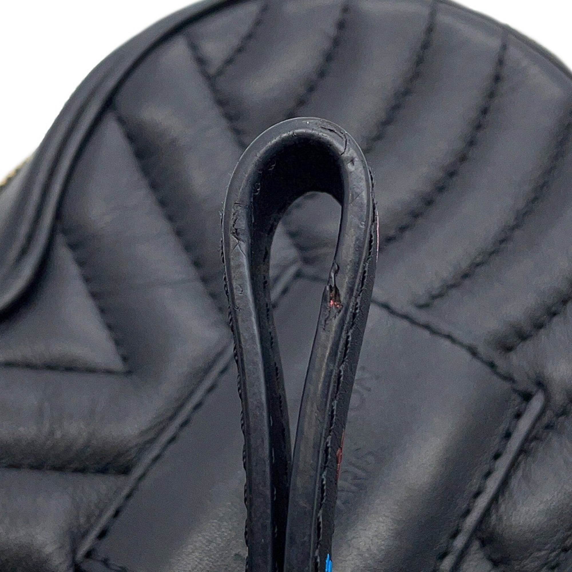 Louis Vuitton Noir Leather Shoulder Bag (Pre-Owned)