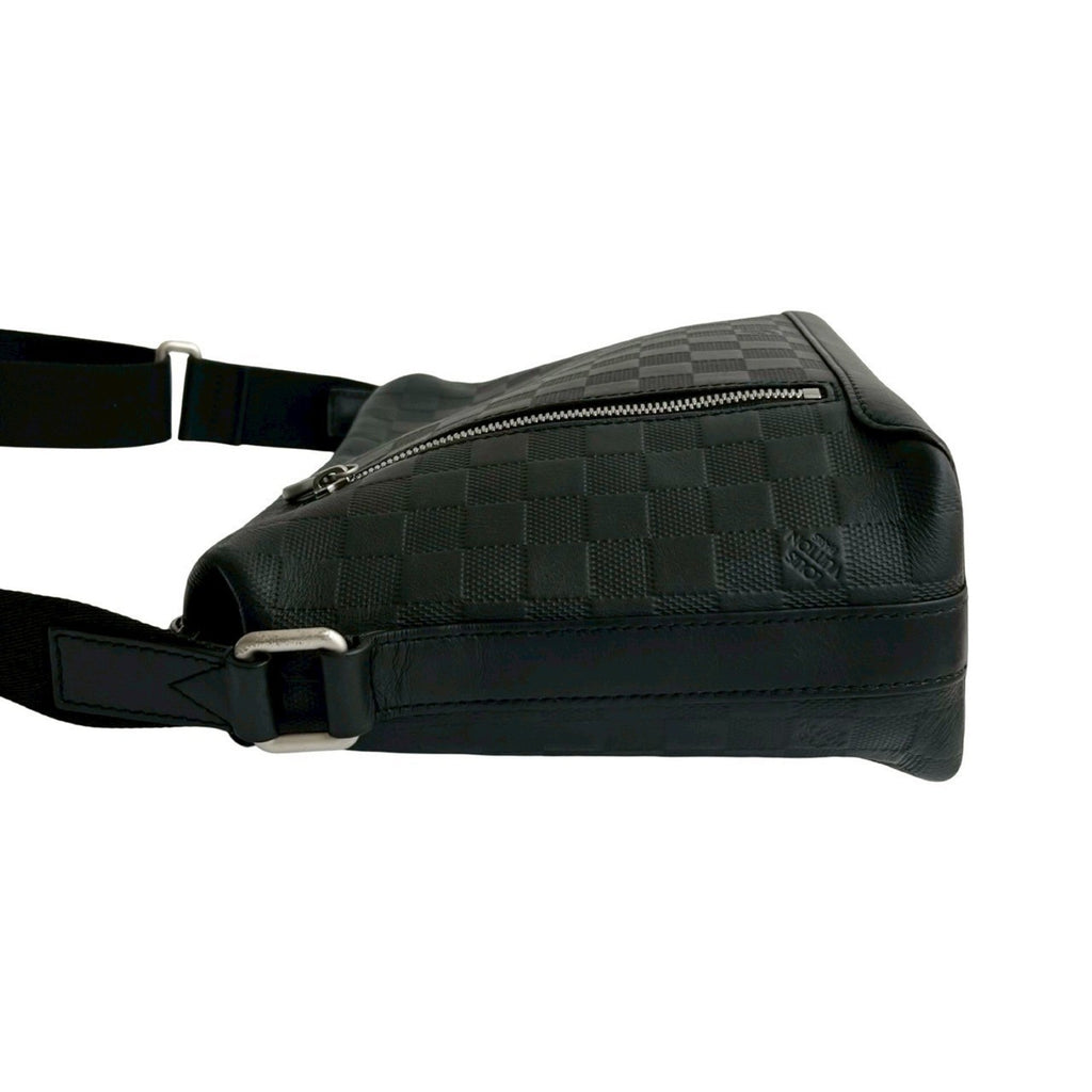 Louis Vuitton Black Leather Shoulder Bag (Pre-Owned)
