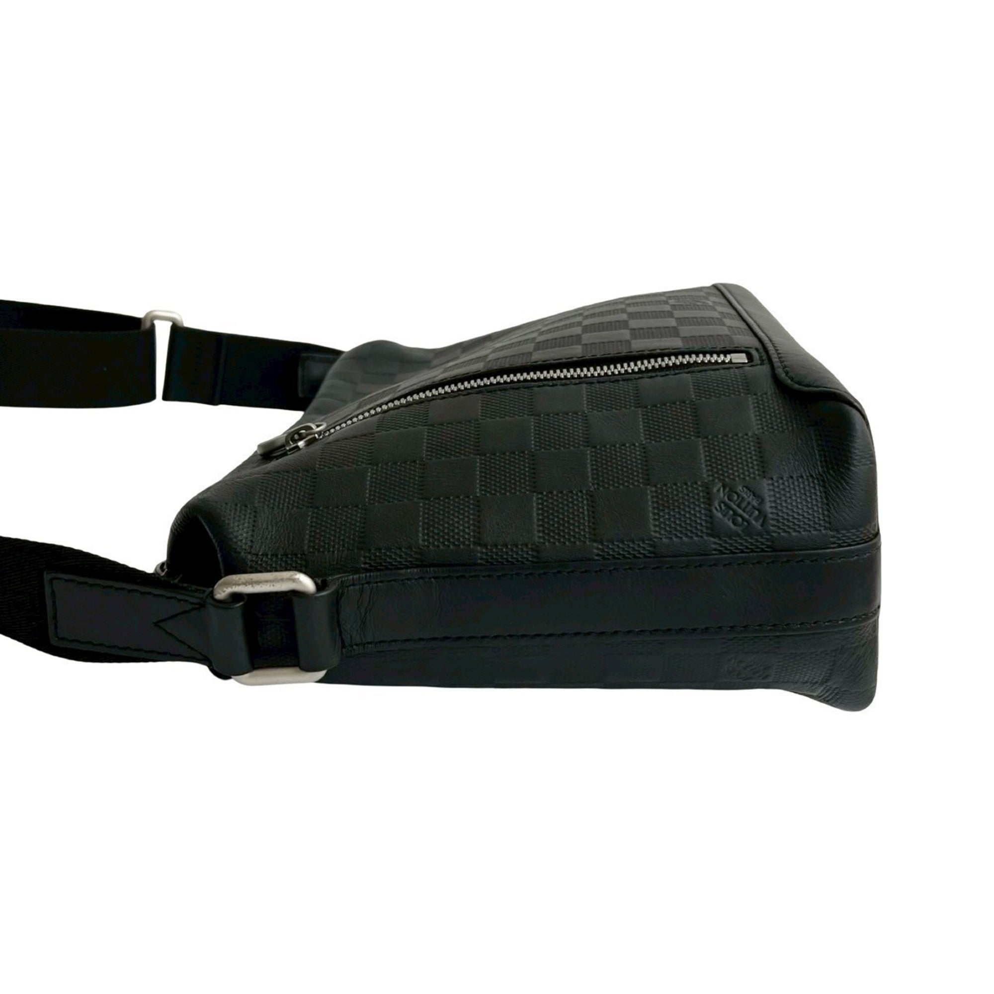 Louis Vuitton Black Leather Shoulder Bag (Pre-Owned)