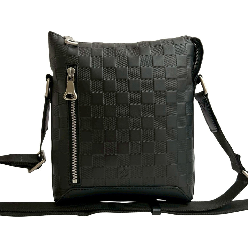 Louis Vuitton Black Leather Shoulder Bag (Pre-Owned)