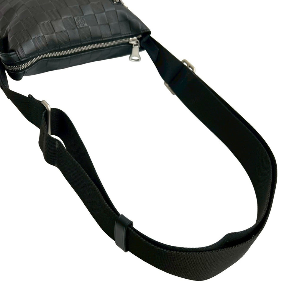 Louis Vuitton Black Leather Shoulder Bag (Pre-Owned)
