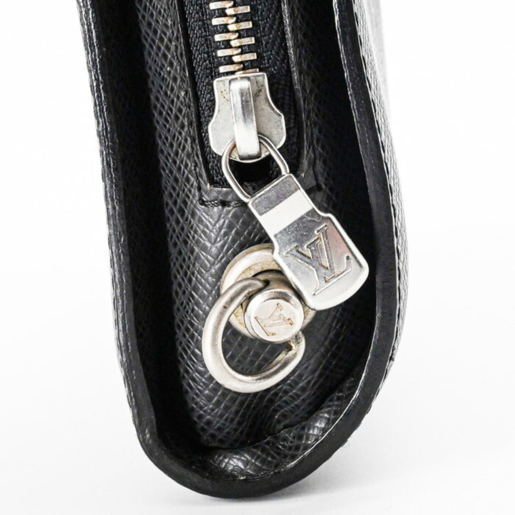 Louis Vuitton Ardoise Black Taiga Leather Clutch Bag (Pre-Owned)