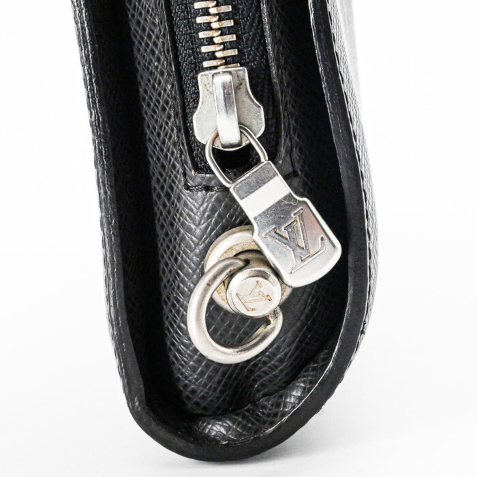 Louis Vuitton Ardoise Black Taiga Leather Clutch Bag (Pre-Owned)