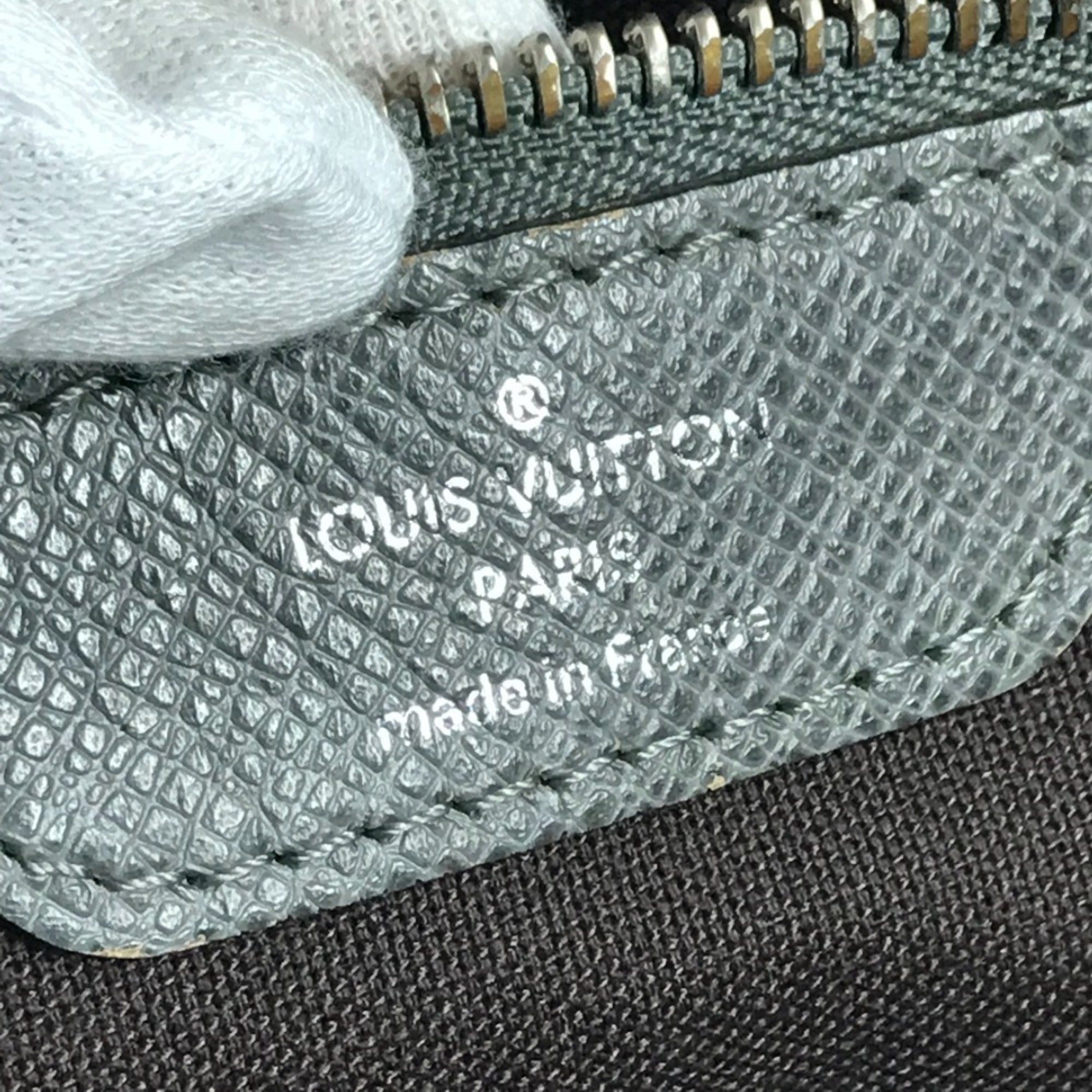 Louis Vuitton Glacier Gray Taiga Leather Messenger Bag Shoulder Bag (Pre-Owned)
