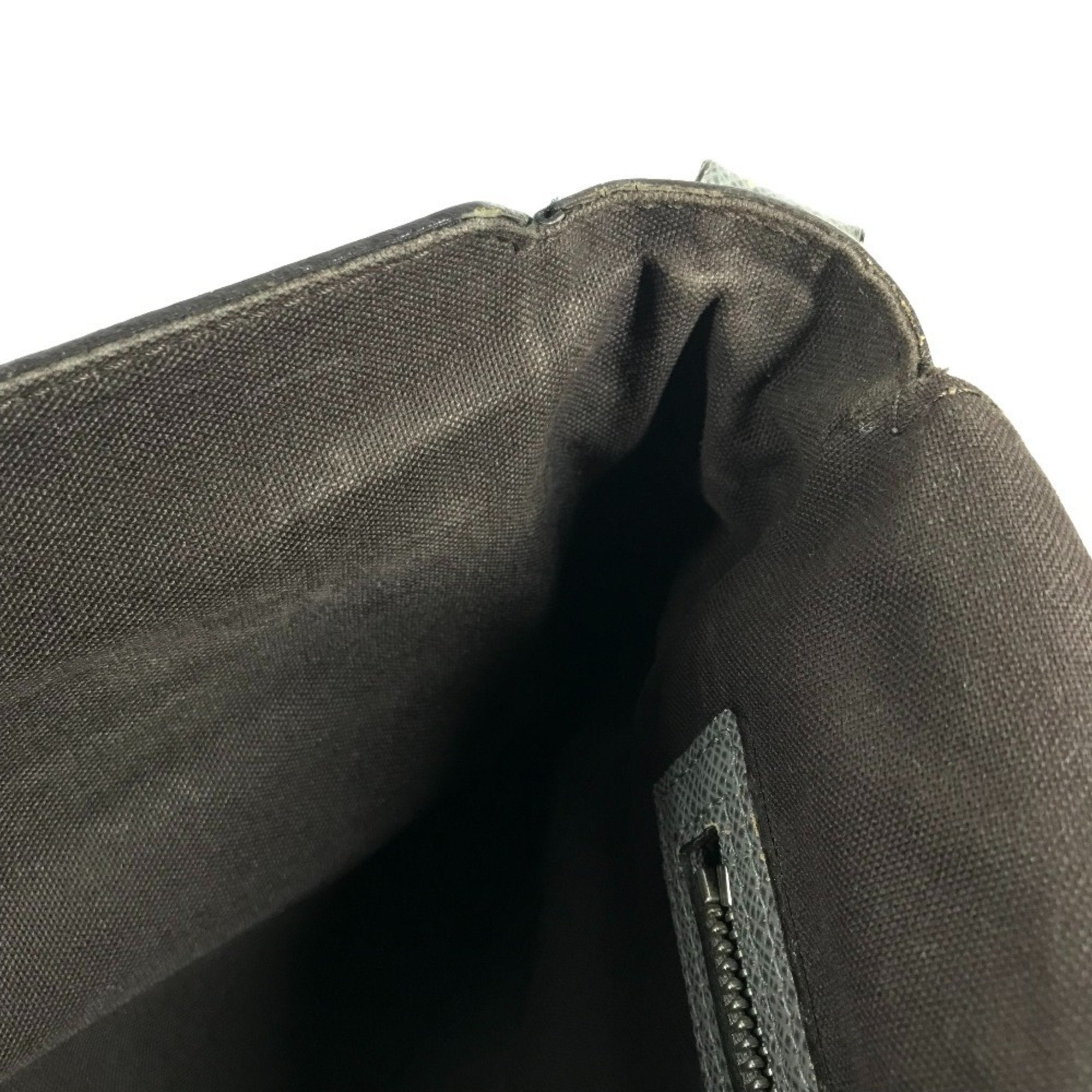 Louis Vuitton Glacier Gray Taiga Leather Messenger Bag Shoulder Bag (Pre-Owned)