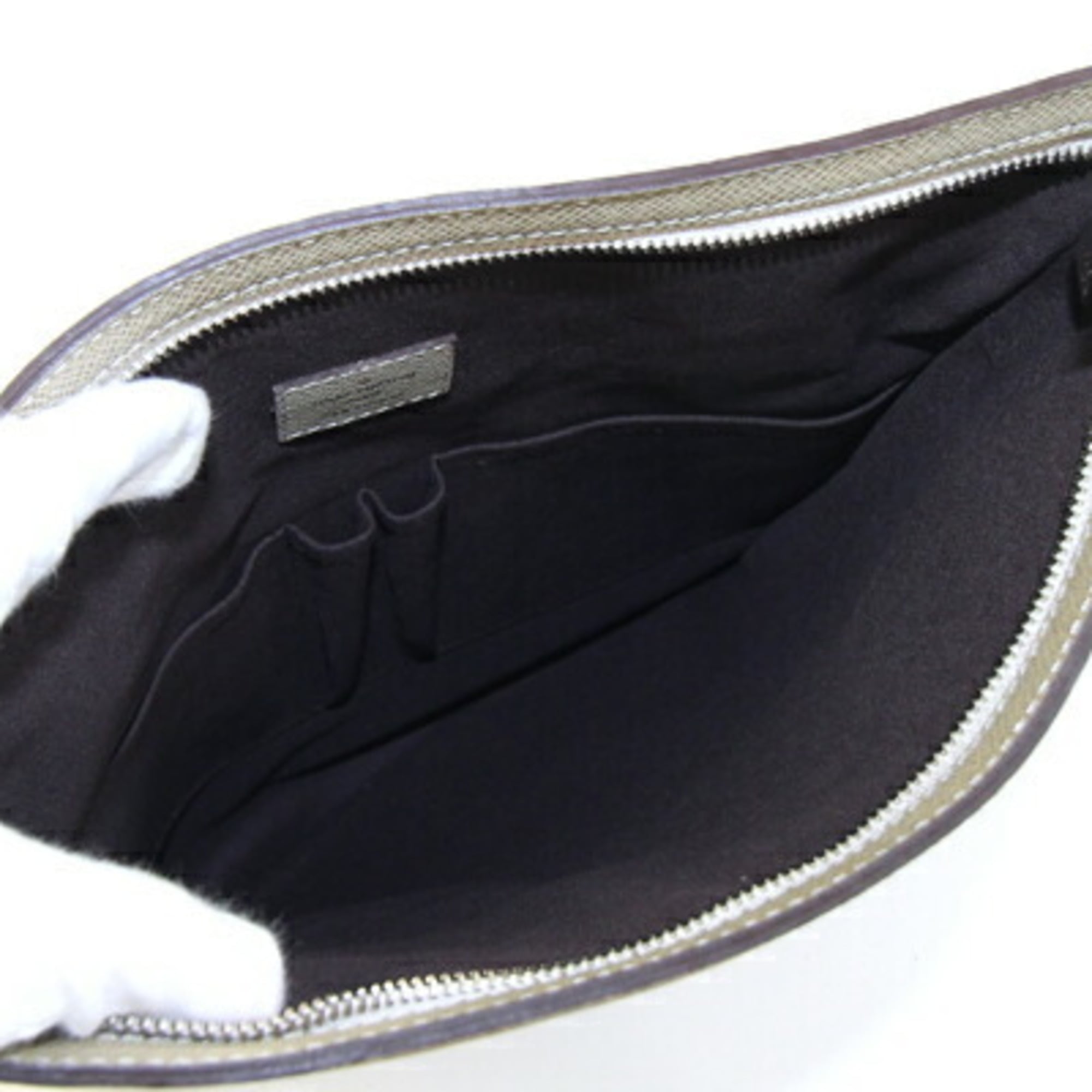 Louis Vuitton Taiga Polaire Taiga Leather Shoulder Bag (Pre-Owned)