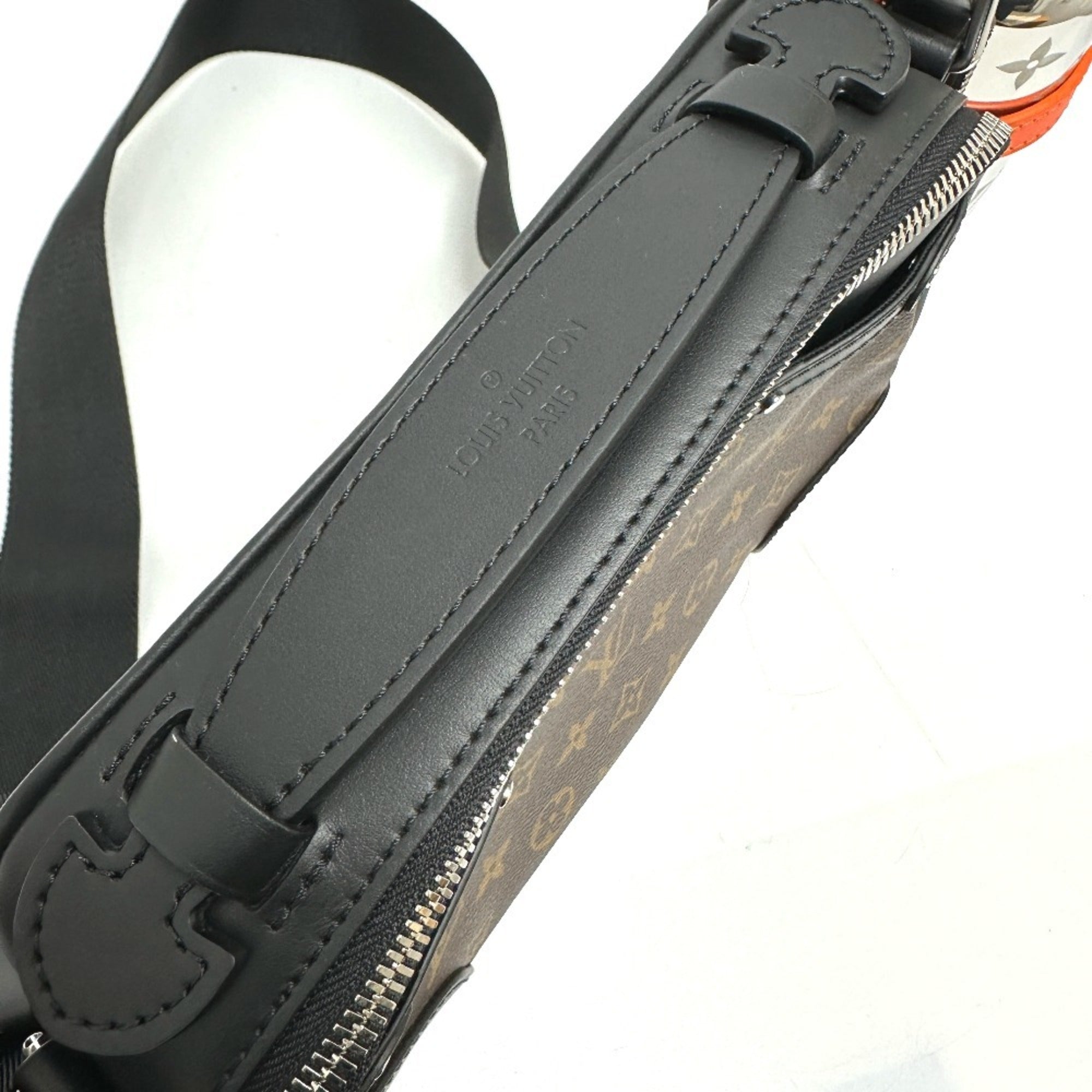 Louis Vuitton Brown Leather Shoulder Bag (Pre-Owned)
