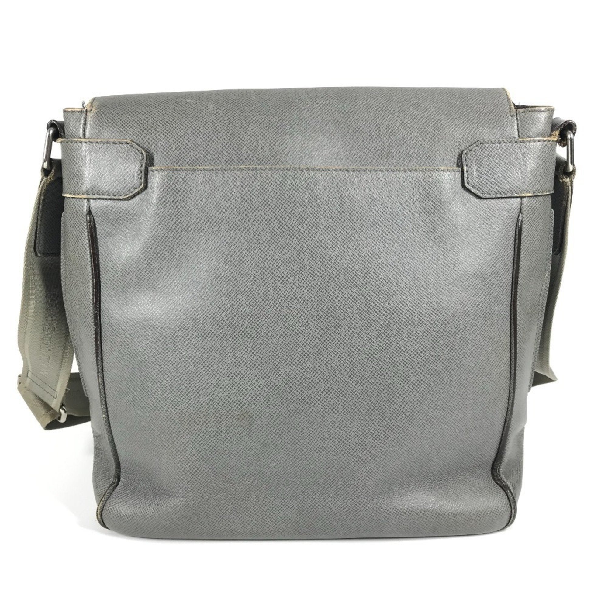Louis Vuitton Glacier Gray Taiga Leather Messenger Bag Shoulder Bag (Pre-Owned)
