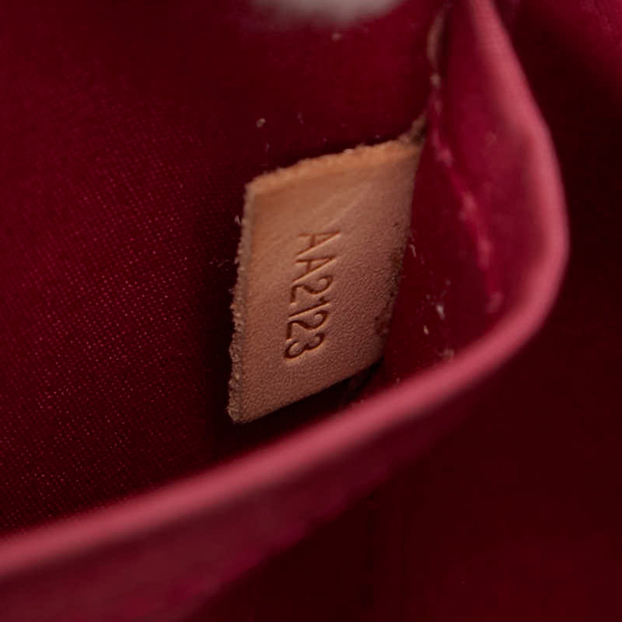 Louis Vuitton Pomme D'amour Red Color Patent Leather Handbag Shoulder Bag (Pre-Owned)
