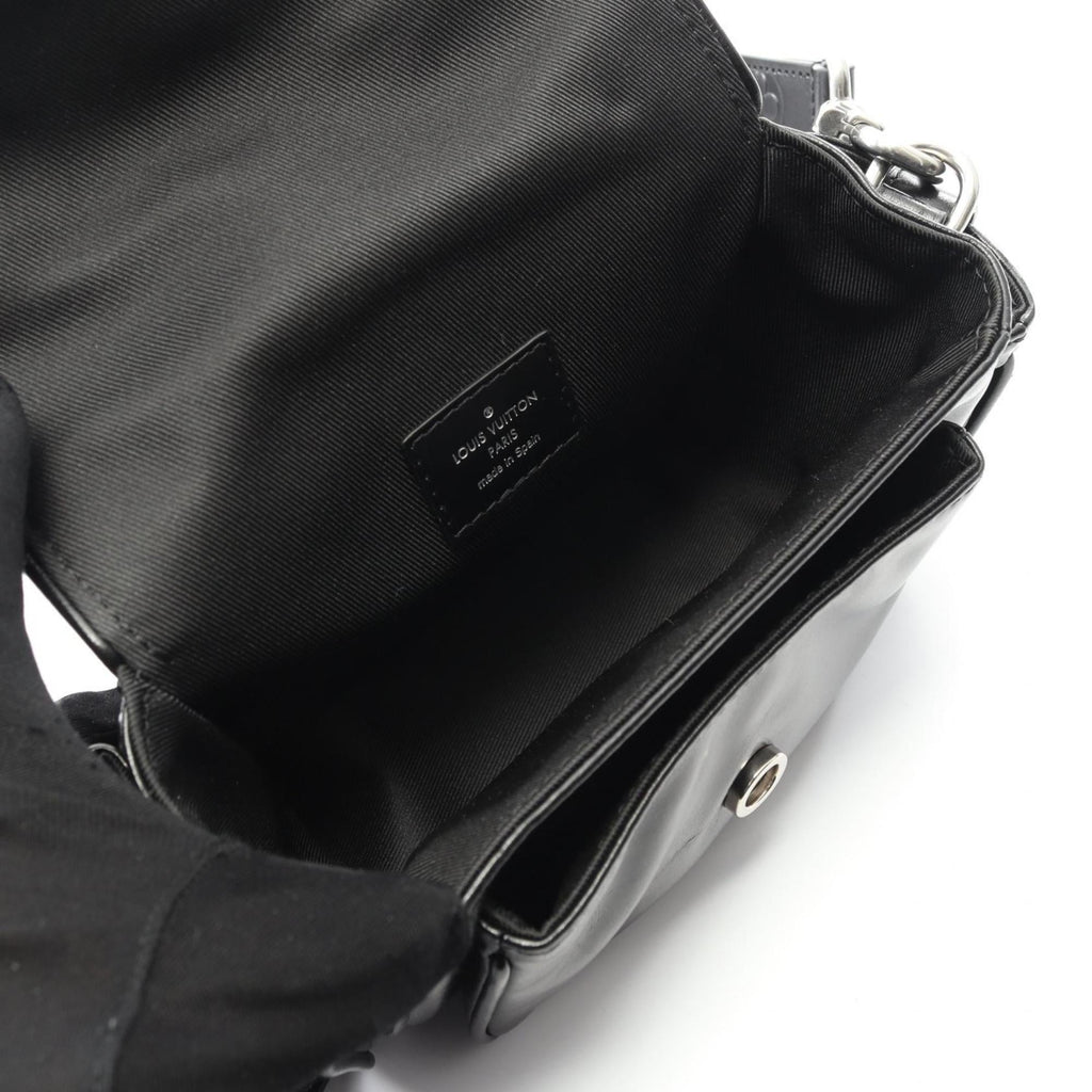Louis Vuitton Black Leather Shoulder Bag (Pre-Owned)