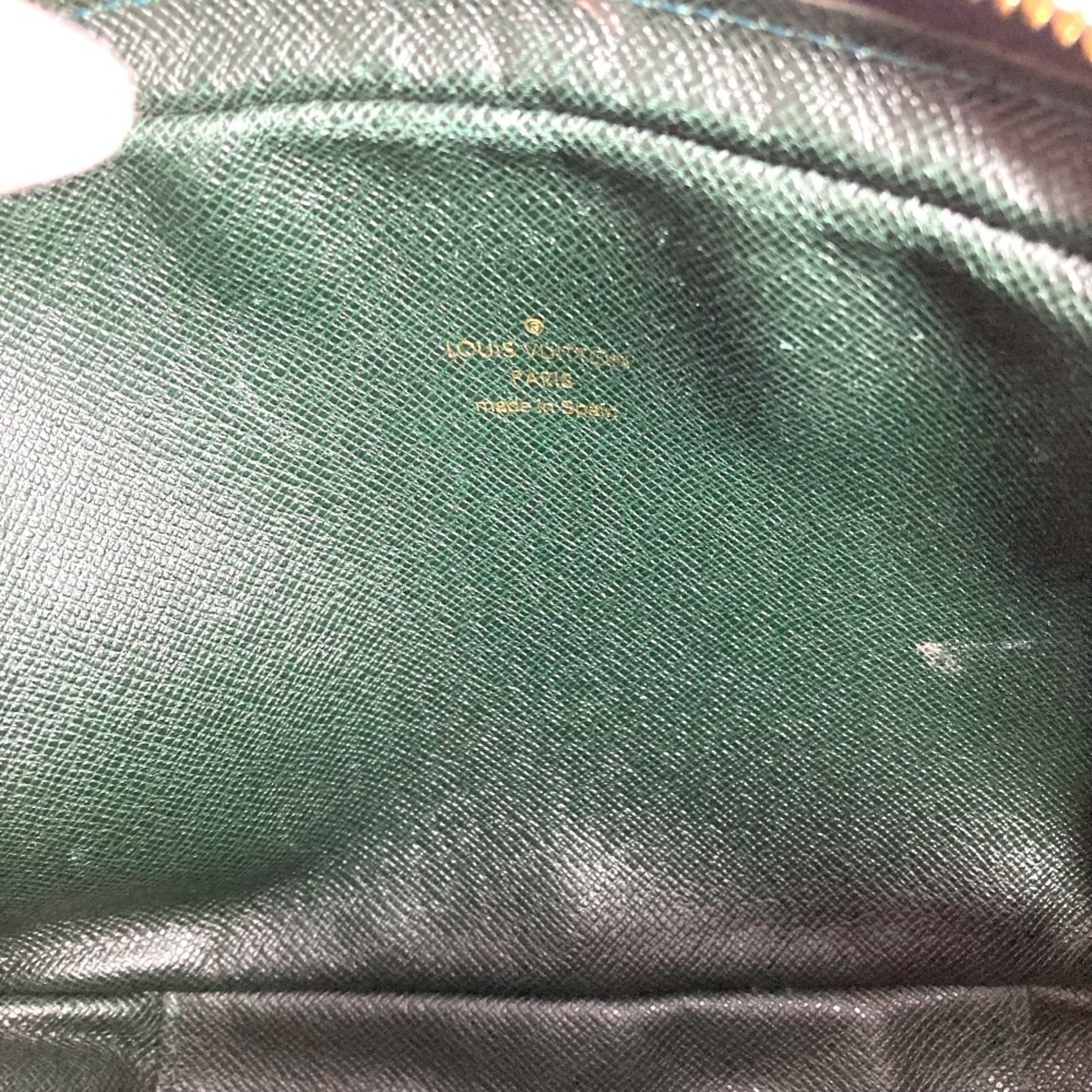 Louis Vuitton Taiga Episea Green Taiga Leather Clutch Bag (Pre-Owned)