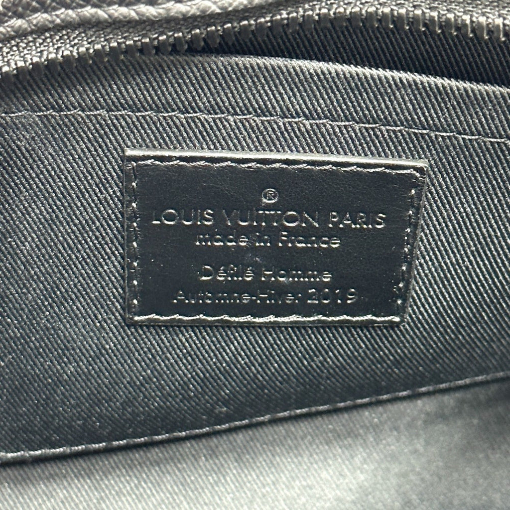 Louis Vuitton Taiga Black Taiga Leather Shoulder Bag (Pre-Owned)