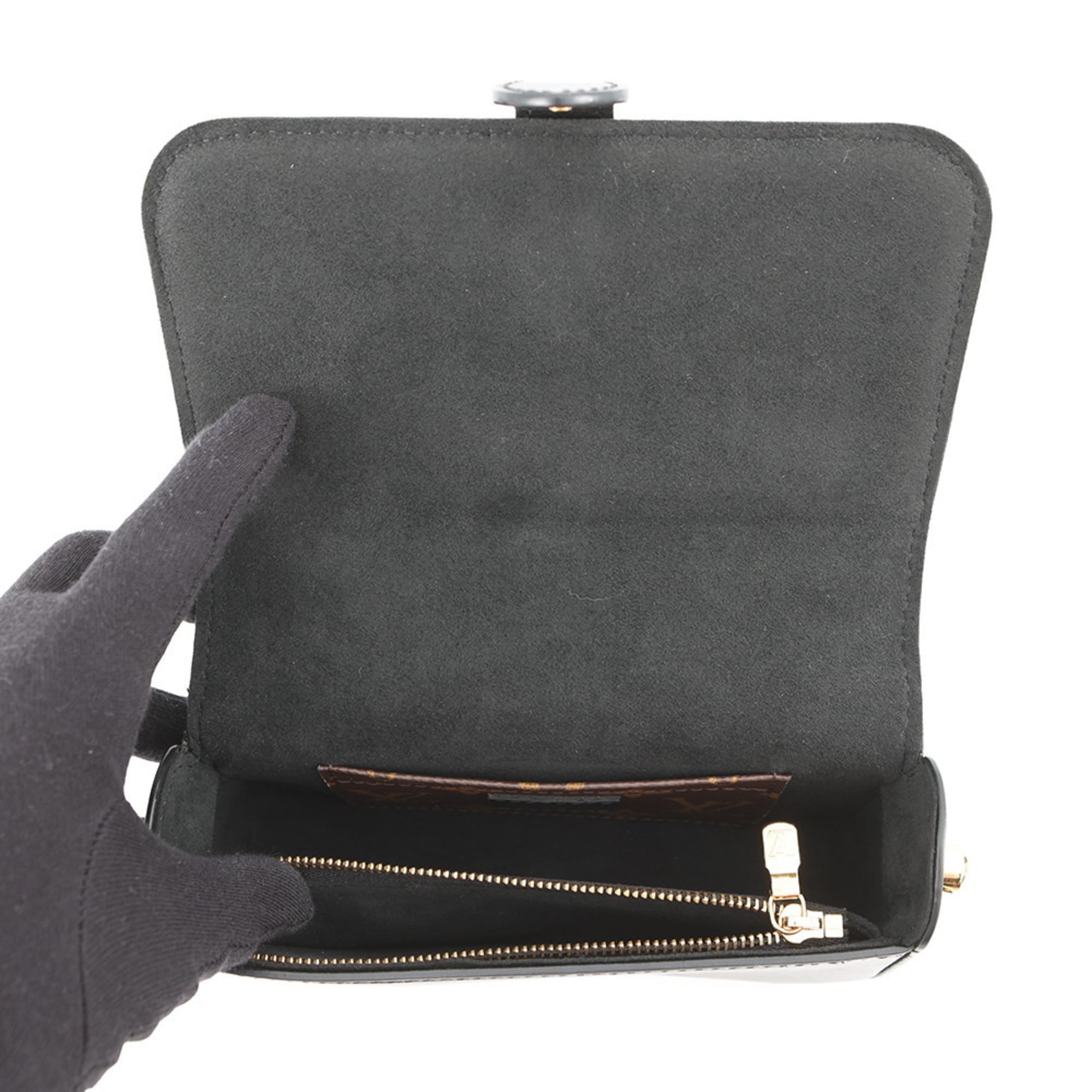 Louis Vuitton Noir Leather Shoulder Bag (Pre-Owned)