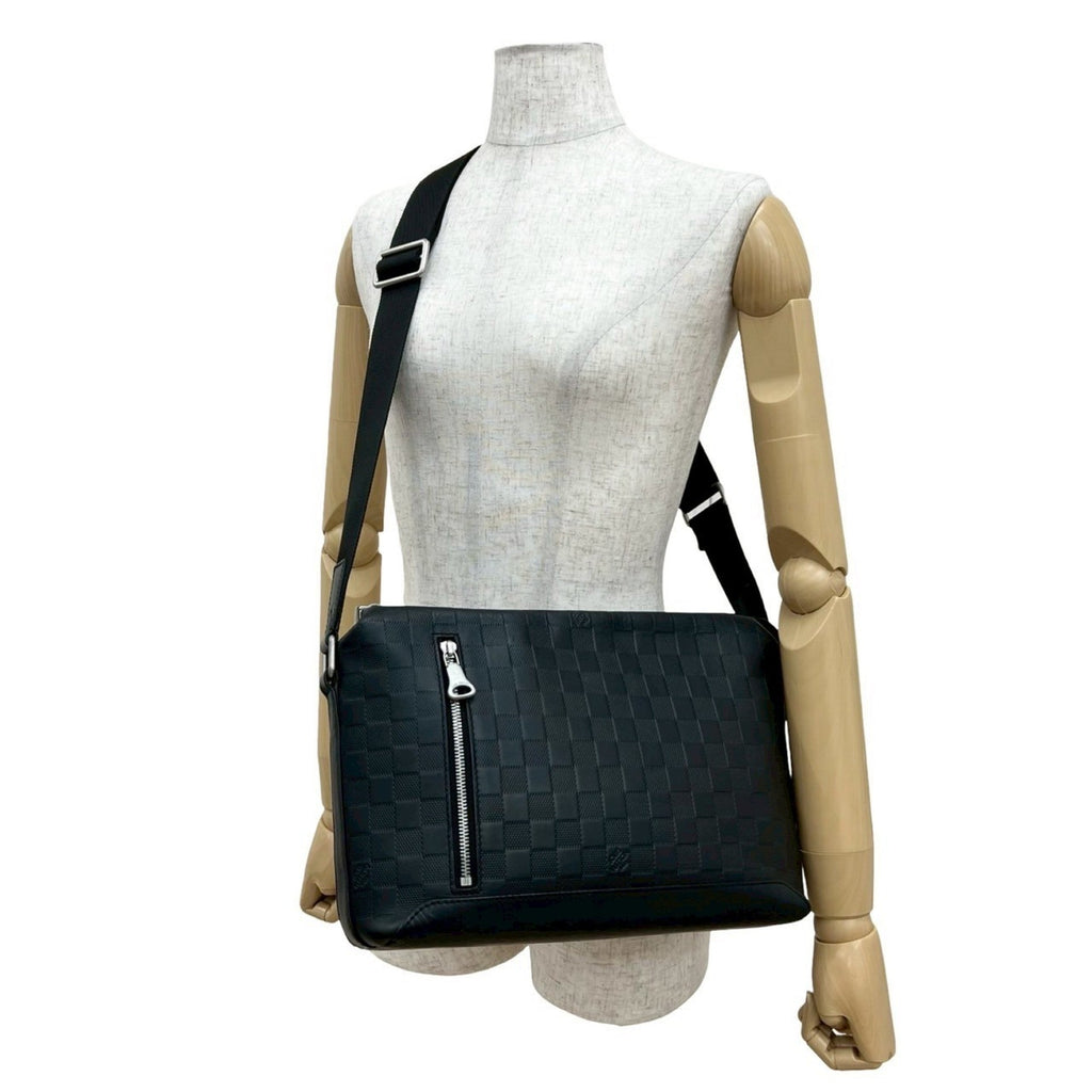Louis Vuitton Black Leather Shoulder Bag (Pre-Owned)