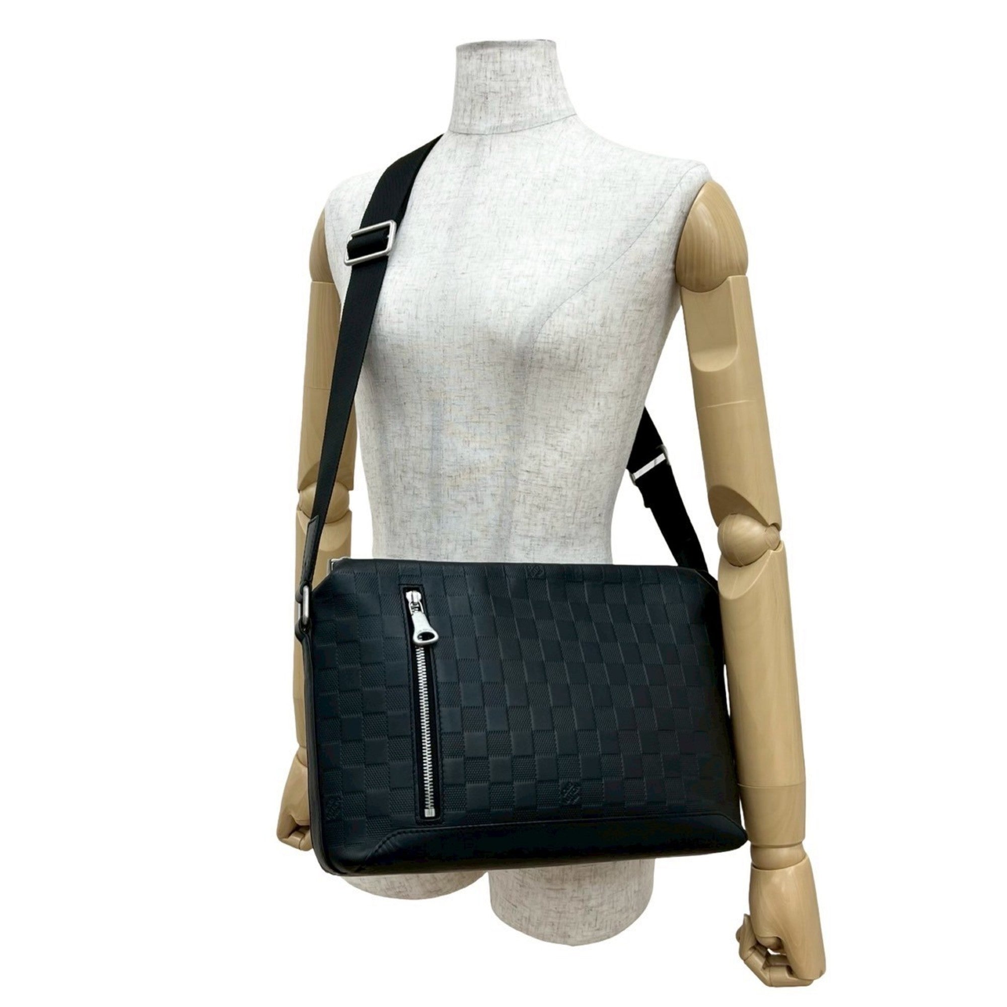 Louis Vuitton Black Leather Shoulder Bag (Pre-Owned)