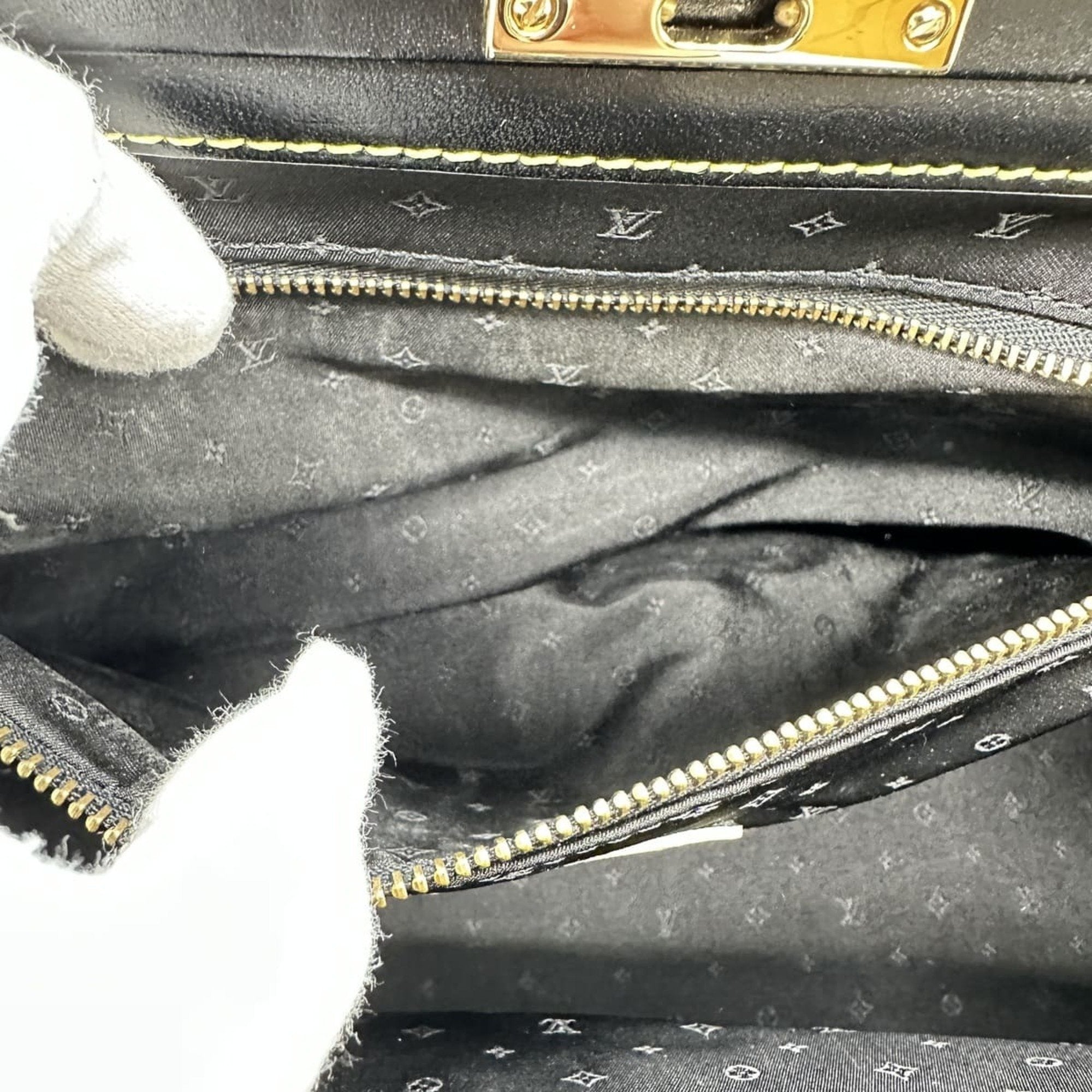 Louis Vuitton Black Suhali Leather Handbag (Pre-Owned)