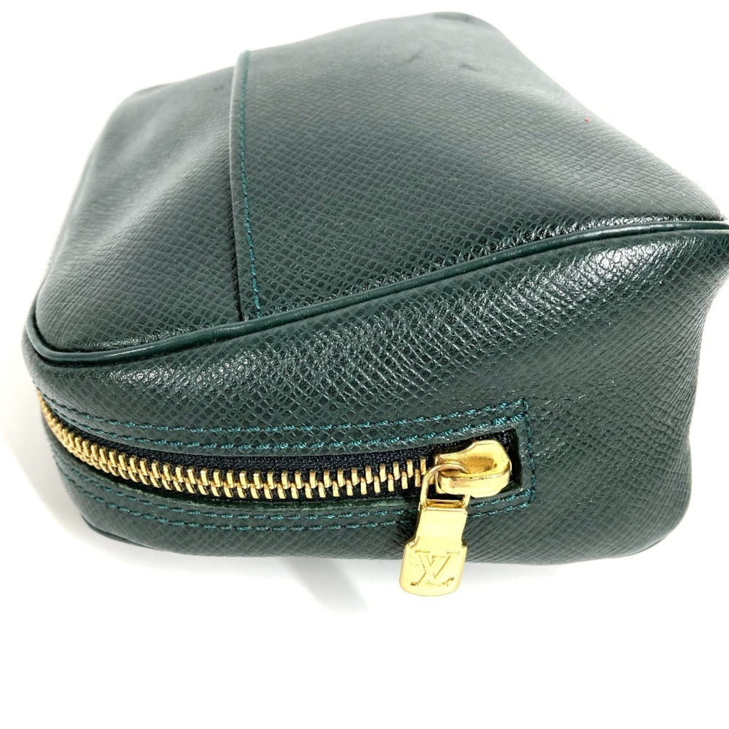 Louis Vuitton Taiga Episea Green Taiga Leather Clutch Bag (Pre-Owned)