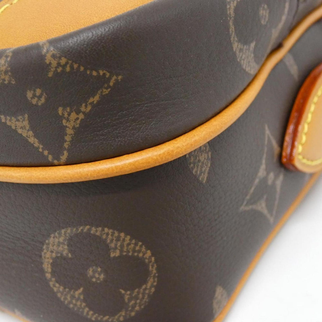 Louis Vuitton Marron Leather Shoulder Bag (Pre-Owned)