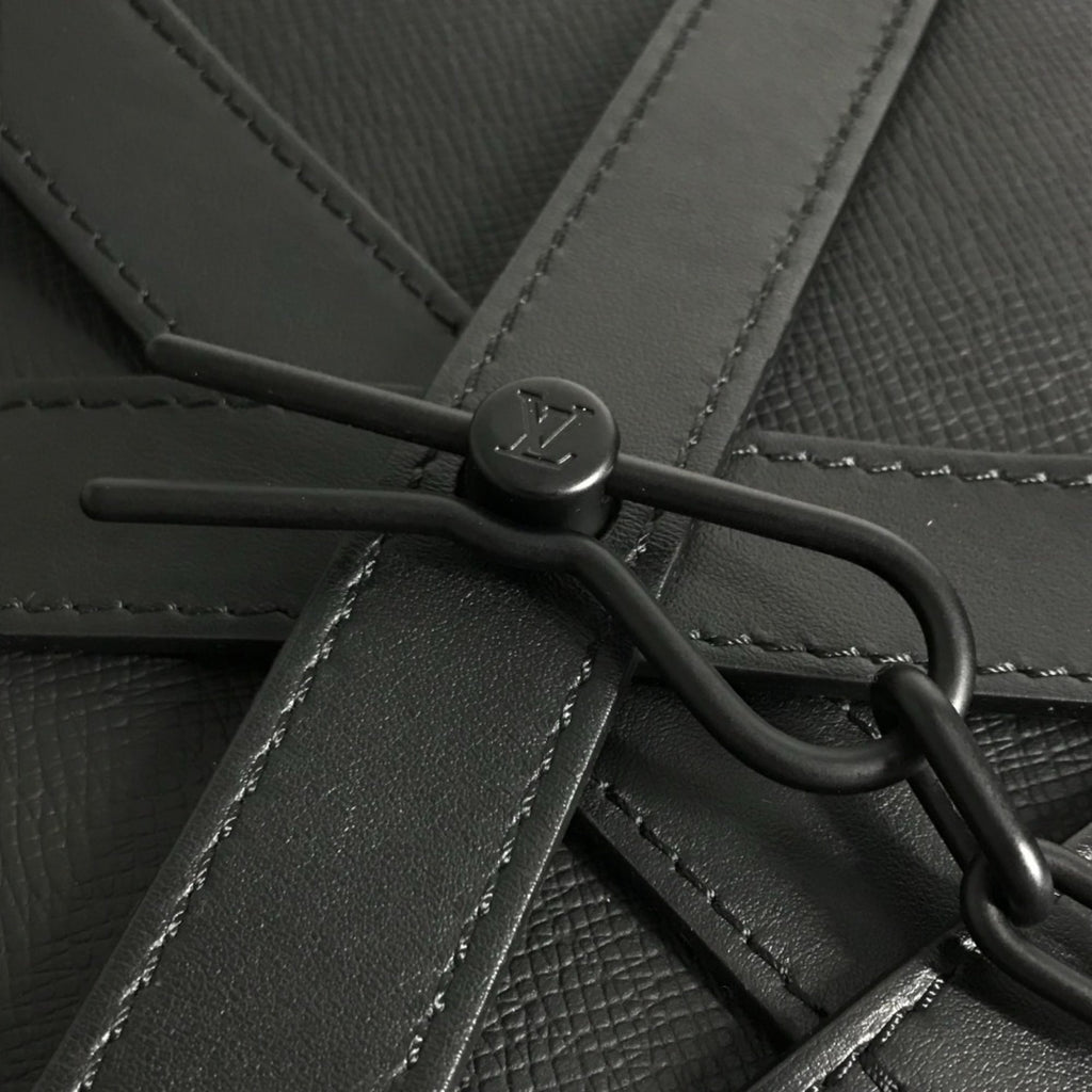 Louis Vuitton Taiga Ardoise Black Taiga Leather Pochette Shoulder Bag (Pre-Owned)
