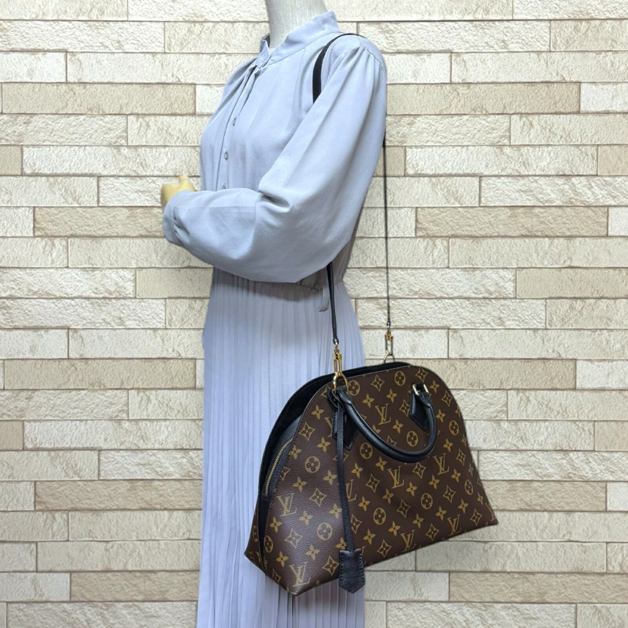 Louis Vuitton Brown Monogram Canvas Shoulder Bag (Pre-Owned)