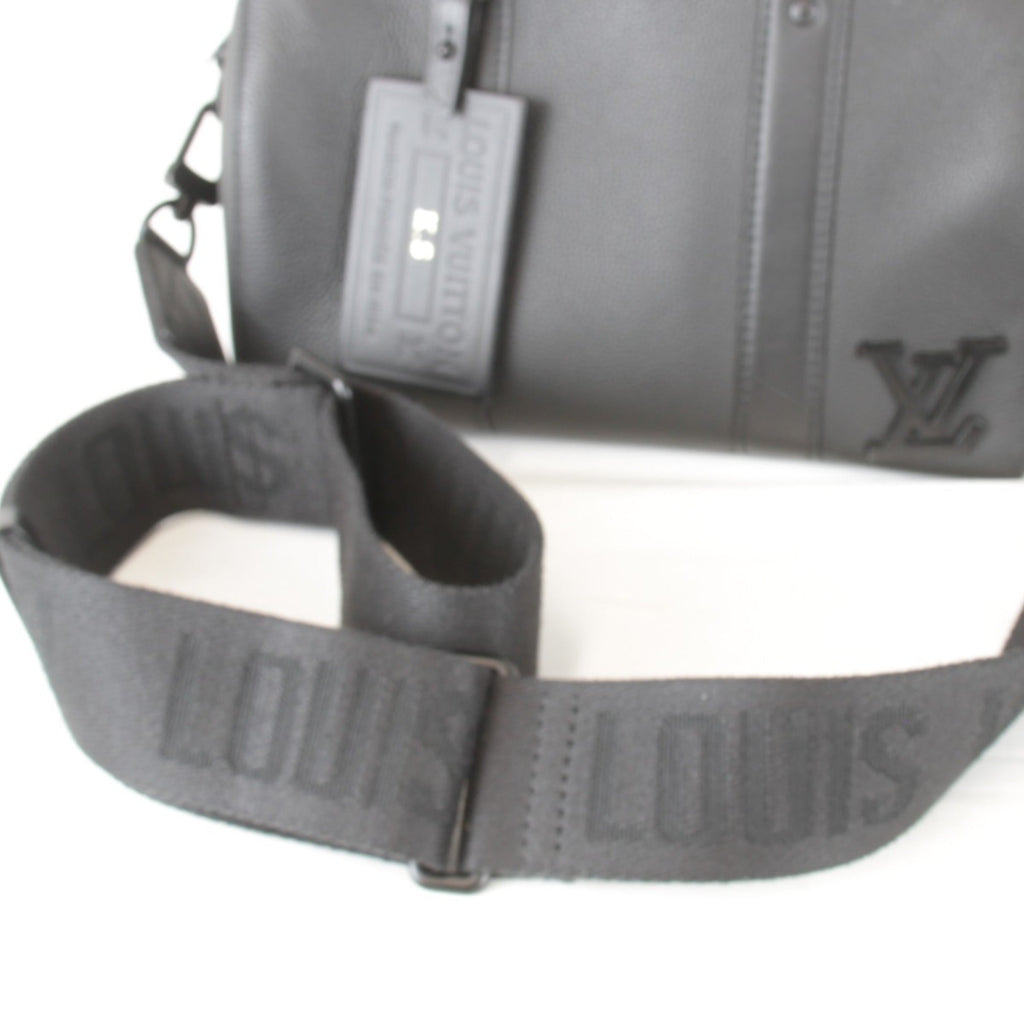Louis Vuitton Black Leather Shoulder Bag (Pre-Owned)
