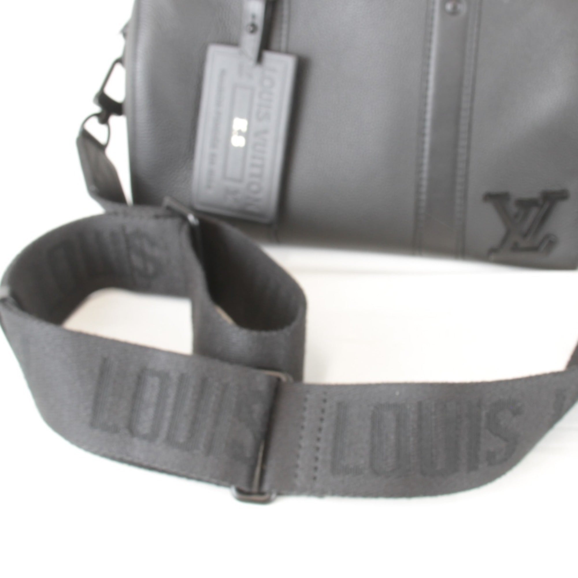 Louis Vuitton Black Leather Shoulder Bag (Pre-Owned)