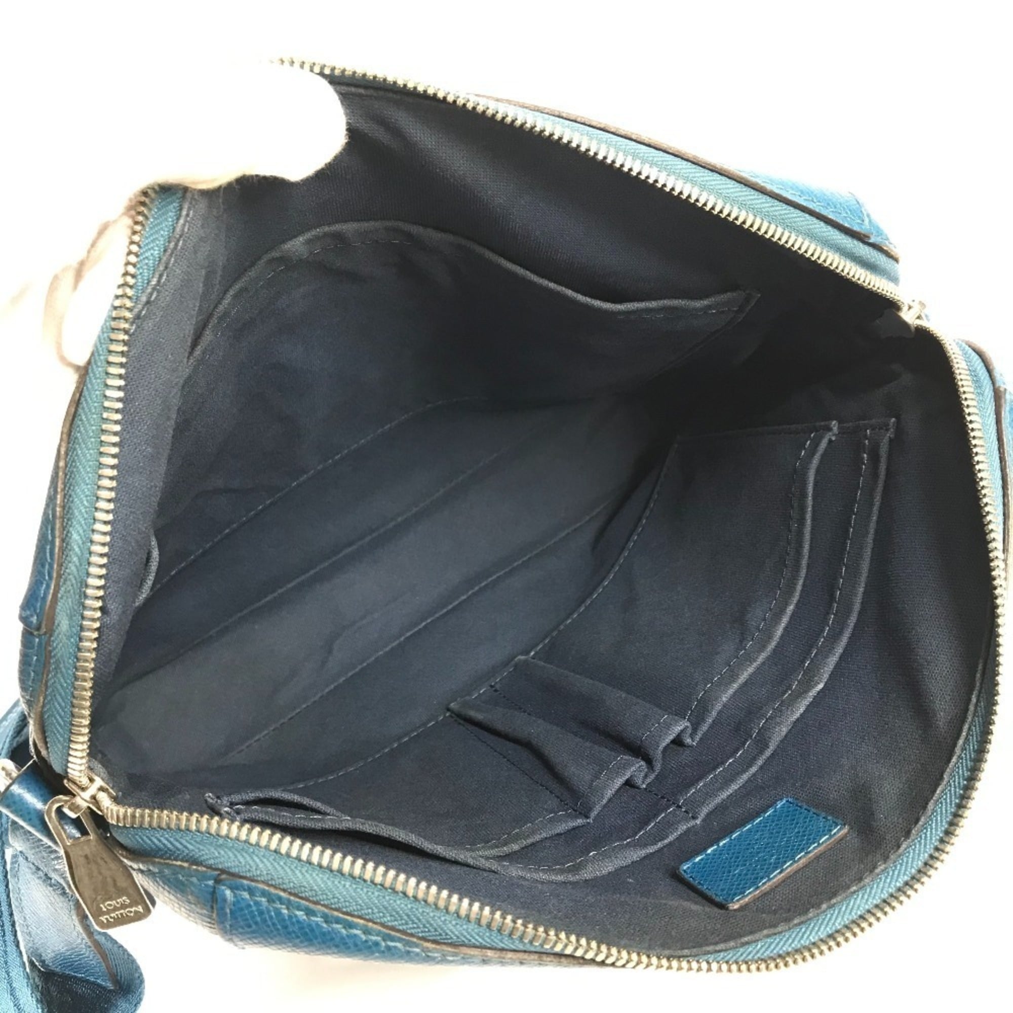 Louis Vuitton Blue Taiga Leather Messenger Bag Shoulder Bag (Pre-Owned)