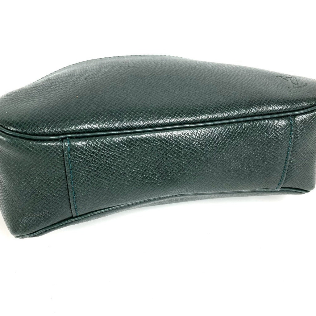 Louis Vuitton Taiga Episea Green Taiga Leather Clutch Bag (Pre-Owned)