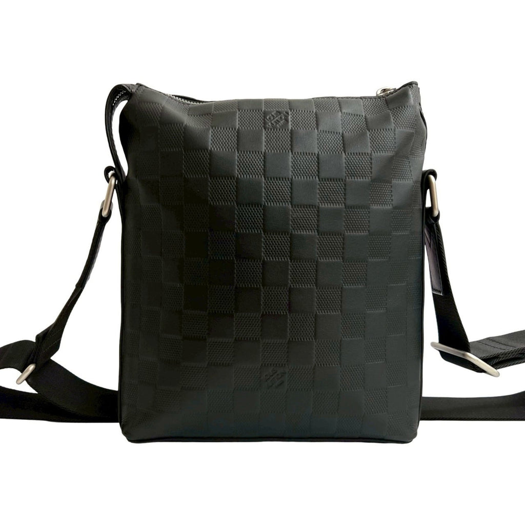 Louis Vuitton Black Leather Shoulder Bag (Pre-Owned)