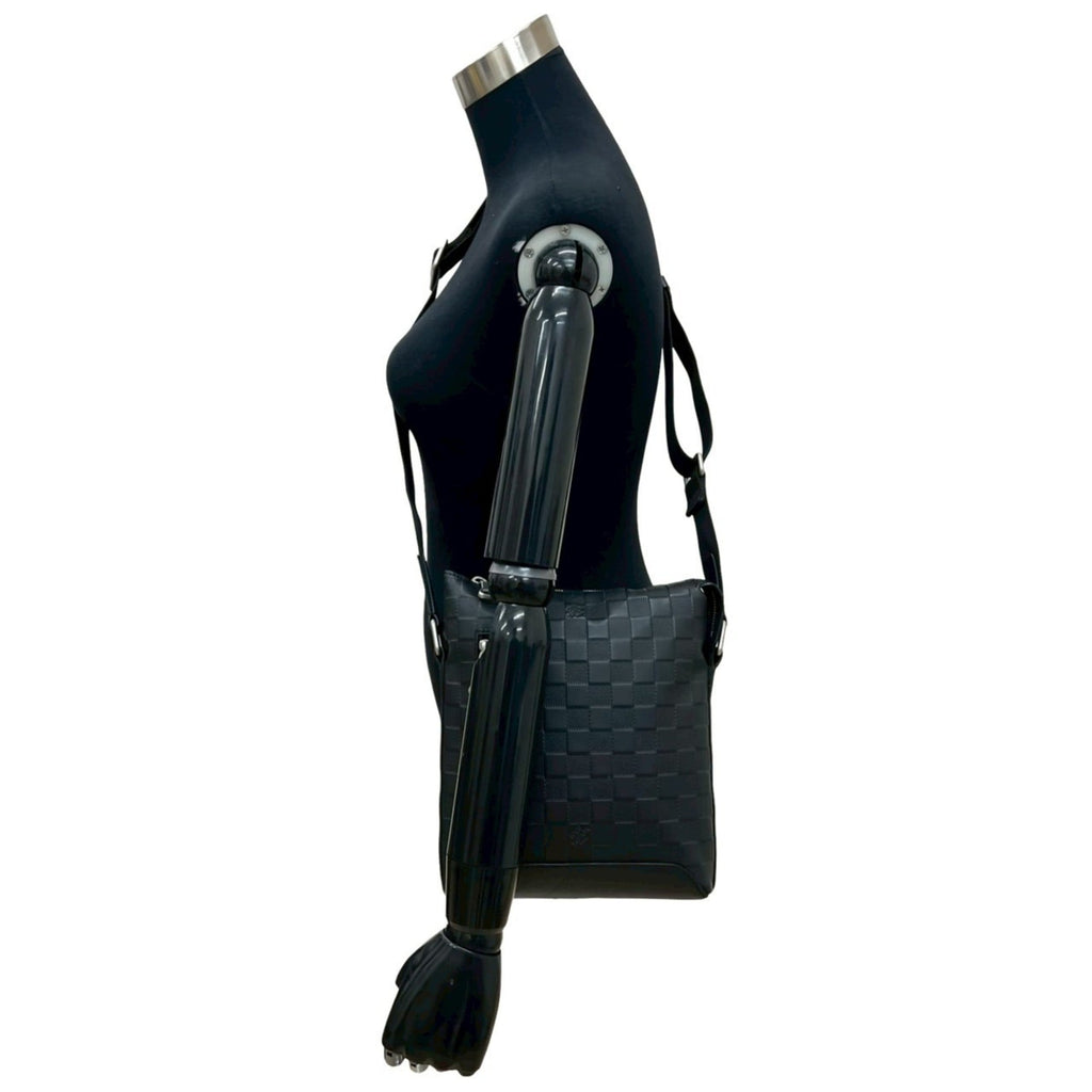 Louis Vuitton Black Leather Shoulder Bag (Pre-Owned)
