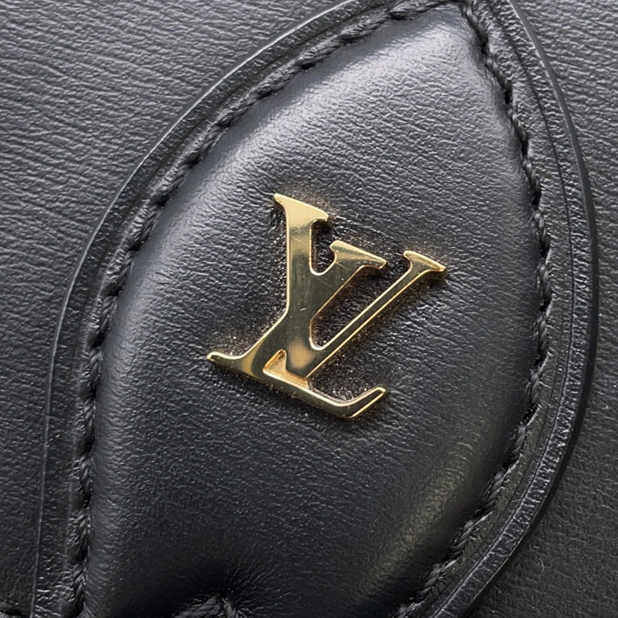 Louis Vuitton Noir Leather Shoulder Bag (Pre-Owned)