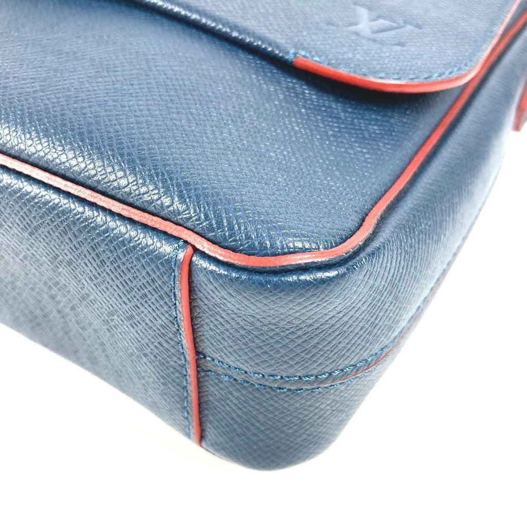 Louis Vuitton Navy Ocean Red Color Taiga Leather Messenger Bag Shoulder Bag (Pre-Owned)