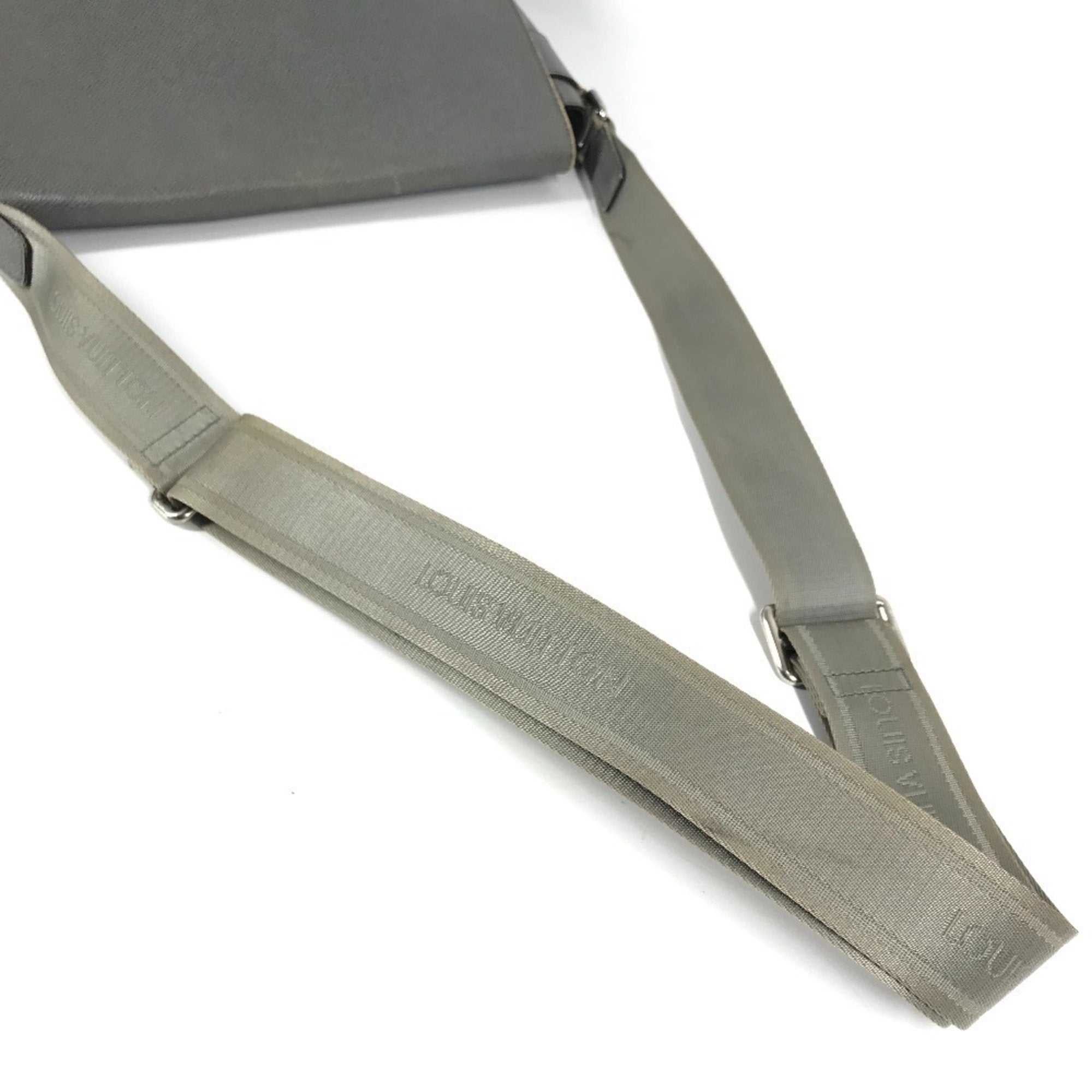 Louis Vuitton Glacier Gray Taiga Leather Messenger Bag Shoulder Bag (Pre-Owned)