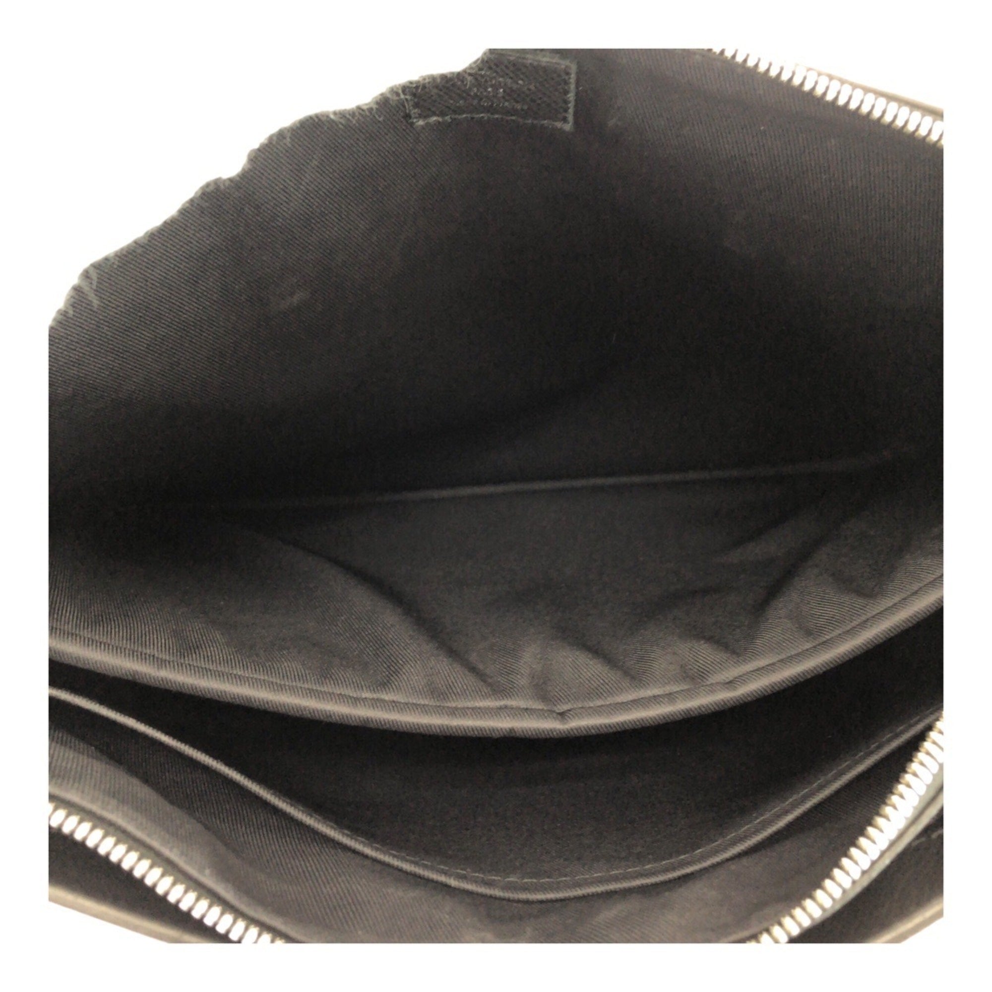 Louis Vuitton Black Taiga Leather Briefcase (Pre-Owned)