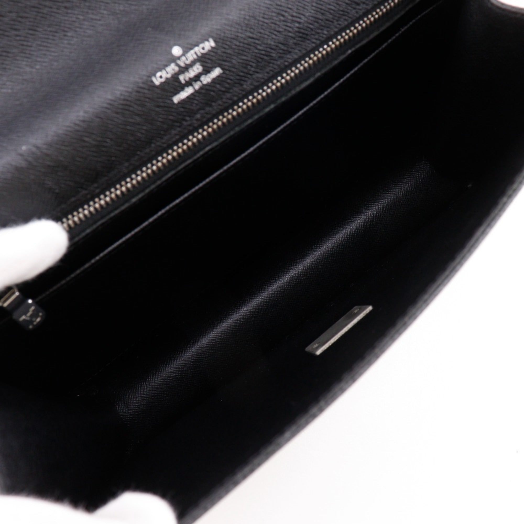 Louis Vuitton Taiga Ardoise Black Taiga Leather Pochette (Pre-Owned)