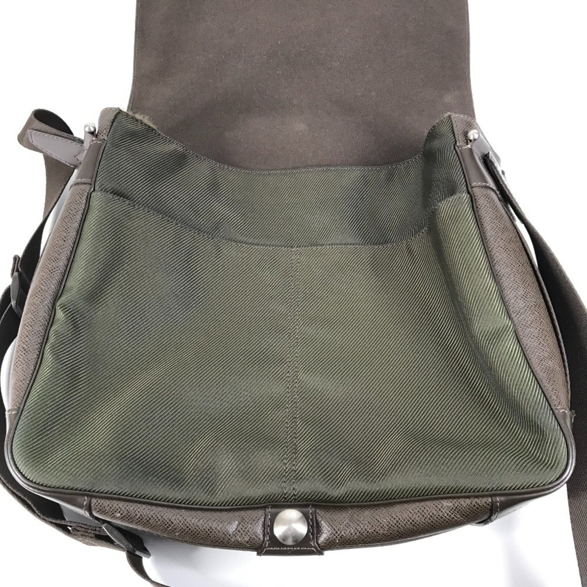 Louis Vuitton Brown Grizzly Taiga Leather Messenger Bag Shoulder Bag (Pre-Owned)