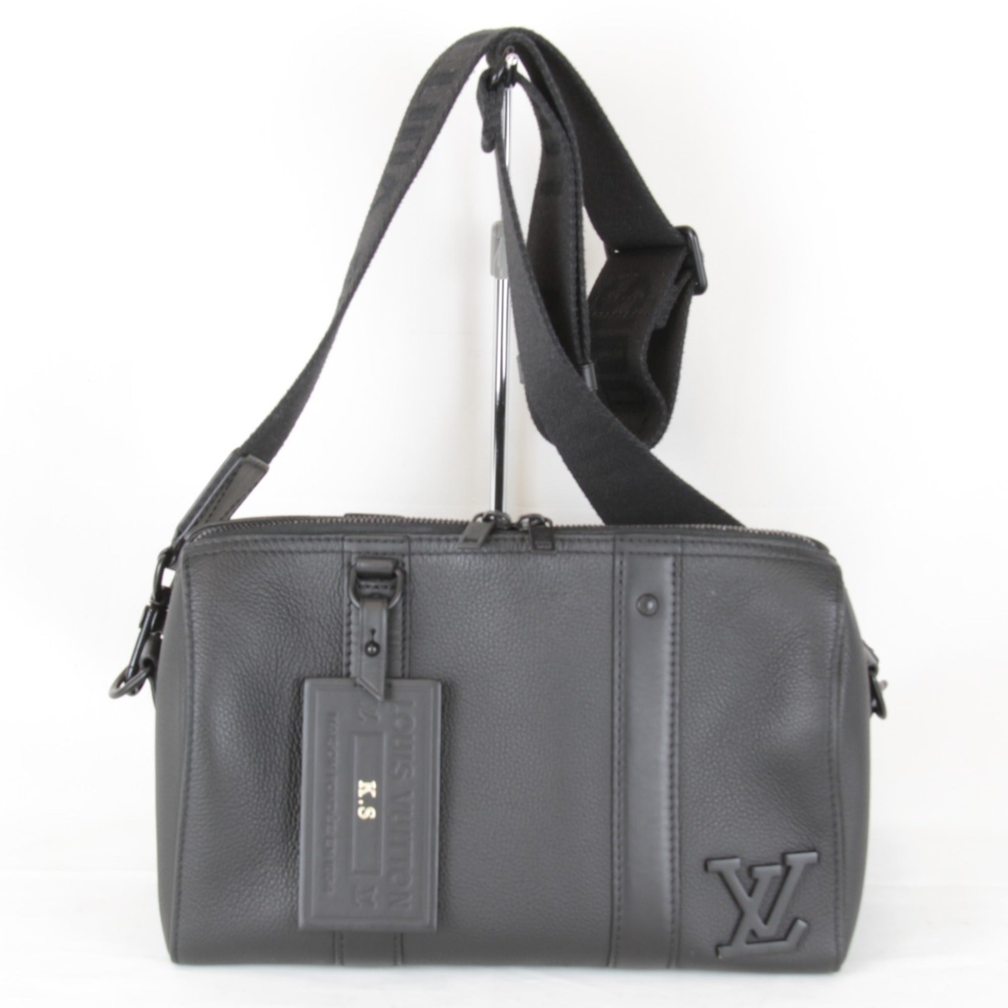 Louis Vuitton Black Leather Shoulder Bag (Pre-Owned)