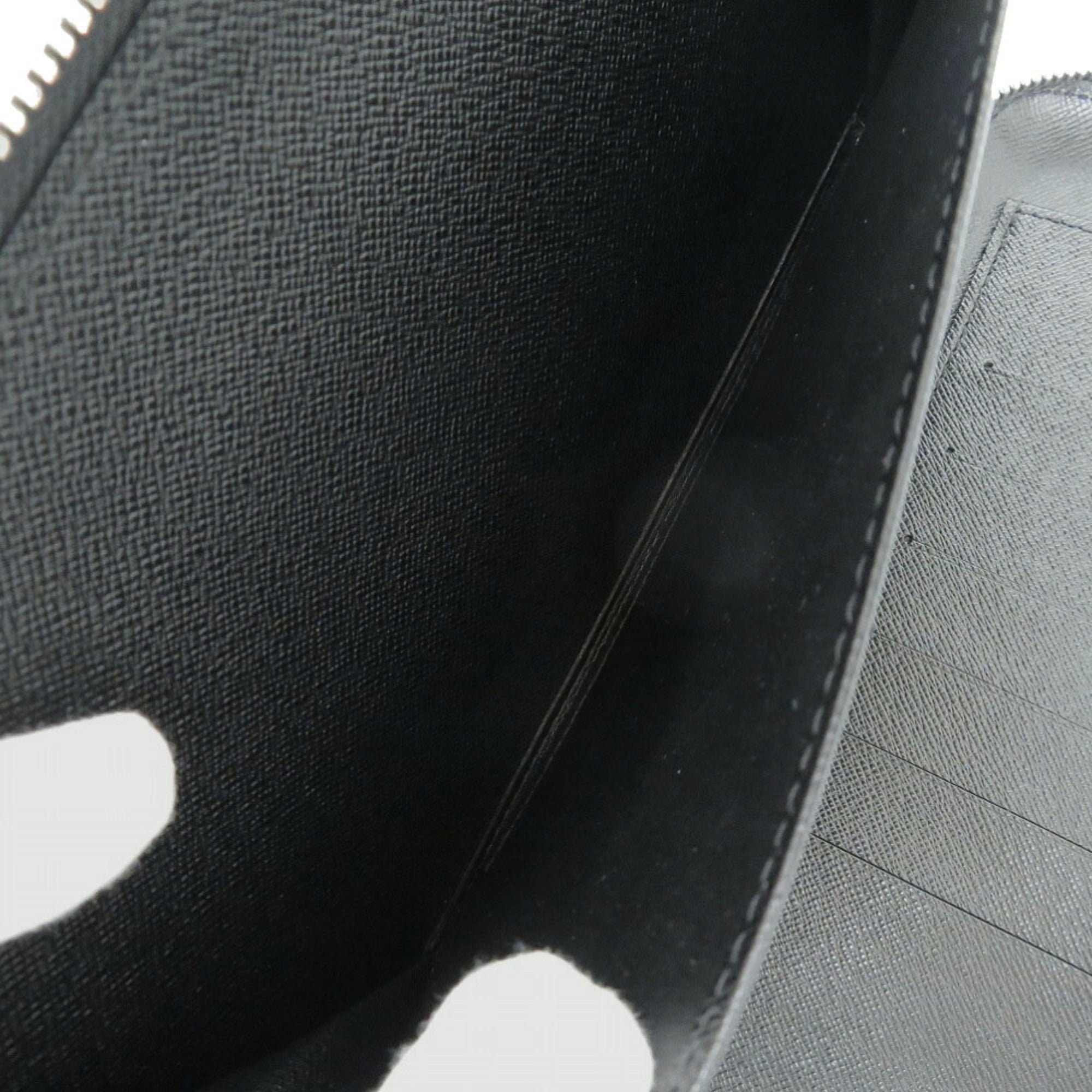 Louis Vuitton Black Taiga Leather Long Wallet (Bi-Fold) (Pre-Owned)