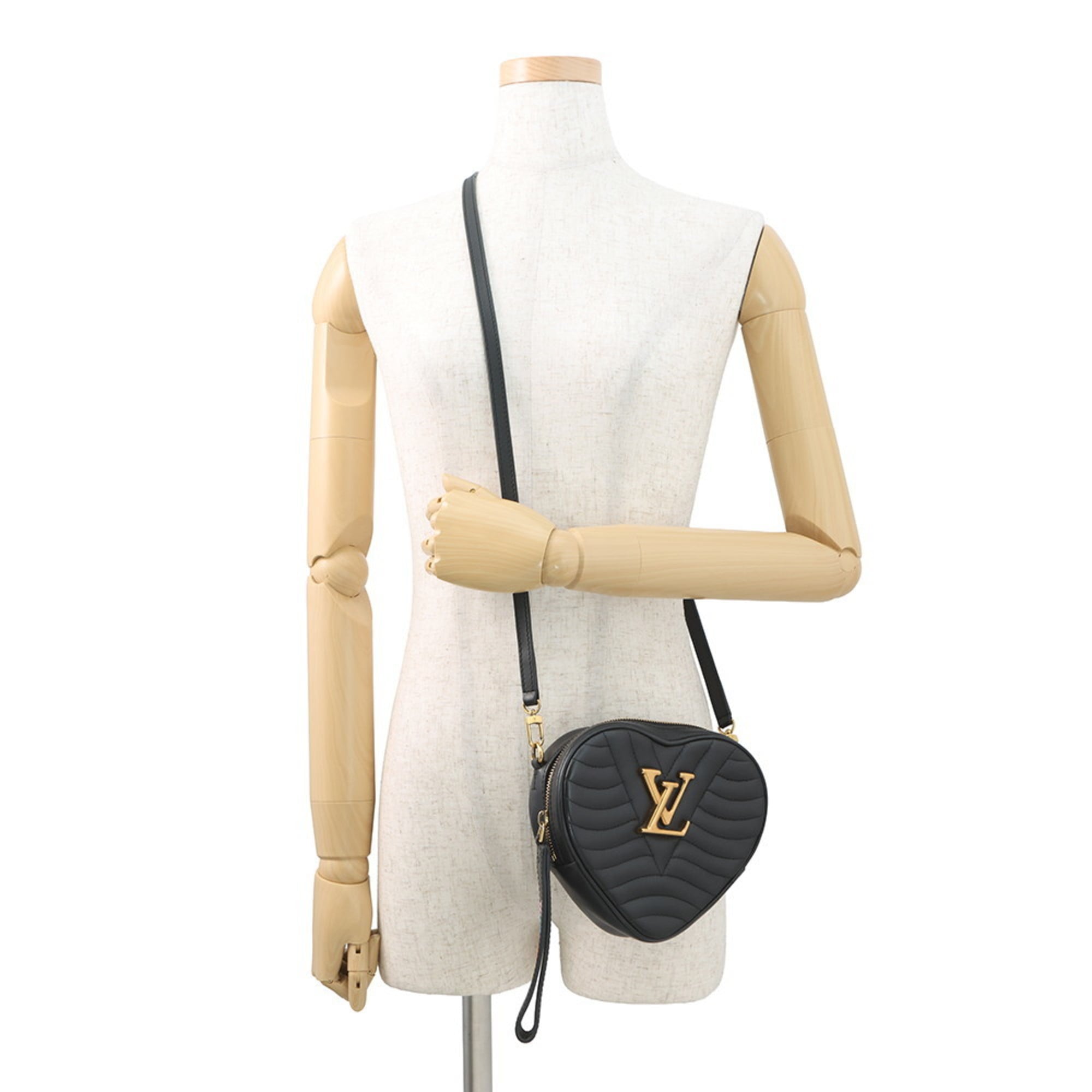 Louis Vuitton Noir Leather Shoulder Bag (Pre-Owned)