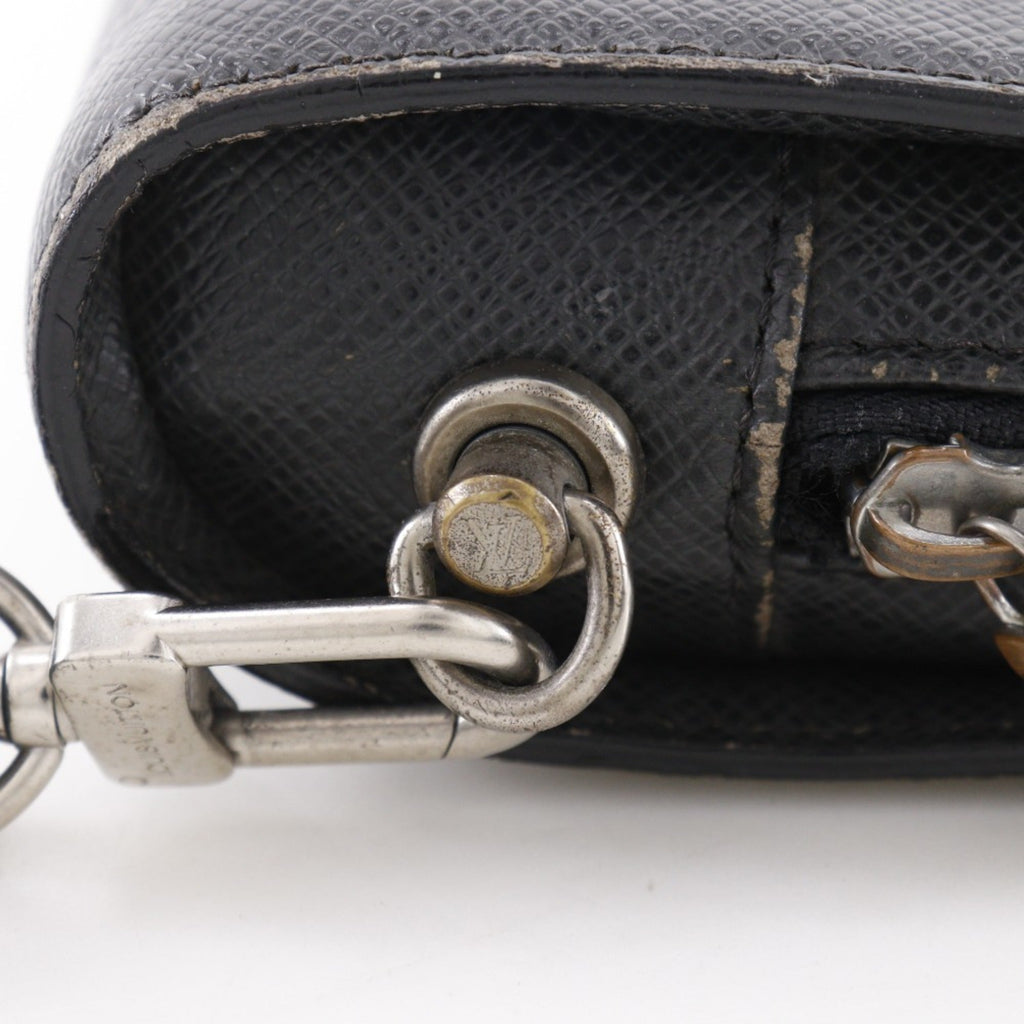 Louis Vuitton Taiga Ardoise Black Taiga Leather Handbag (Pre-Owned)