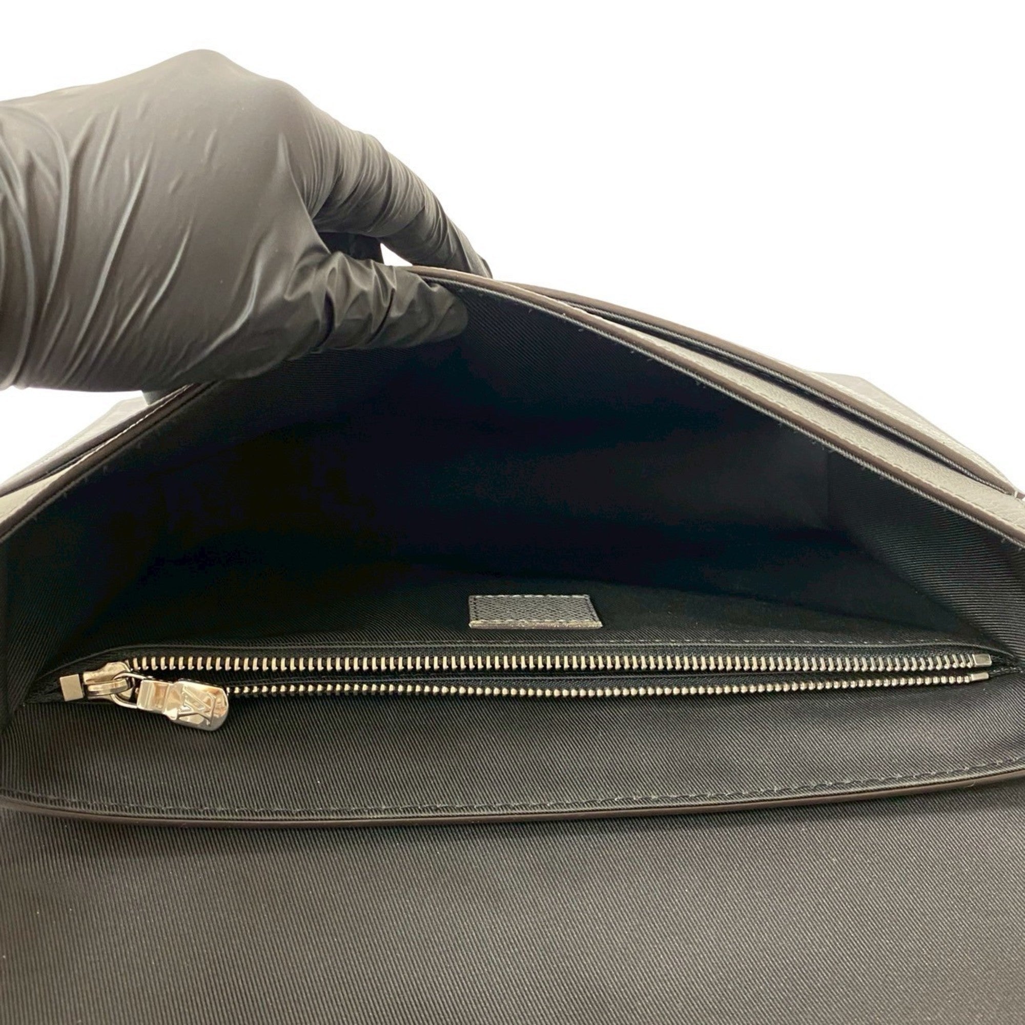 Louis Vuitton Gray Leather Shoulder Bag (Pre-Owned)