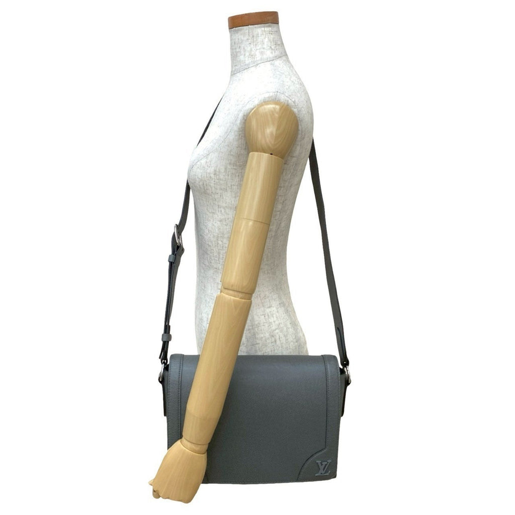 Louis Vuitton Gray Leather Shoulder Bag (Pre-Owned)