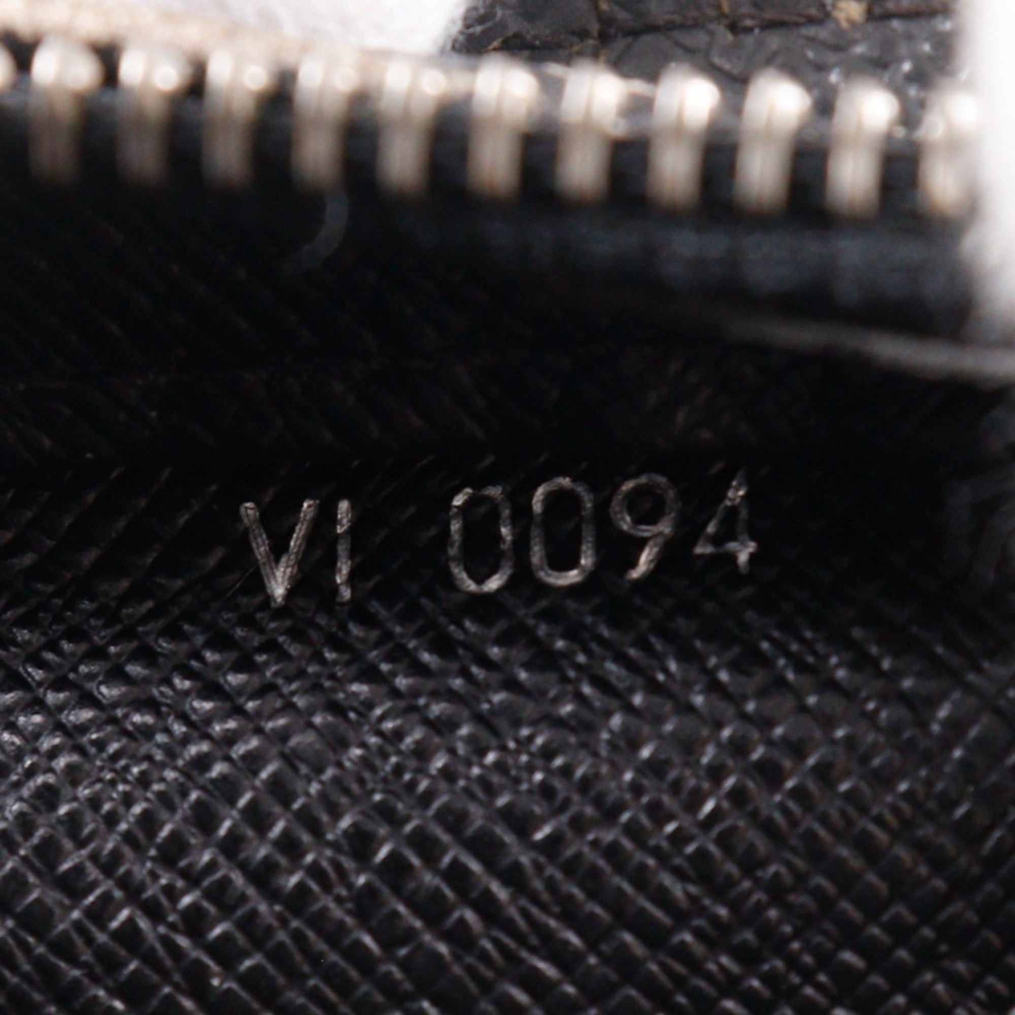 Louis Vuitton Taiga Ardoise Black Taiga Leather Handbag (Pre-Owned)