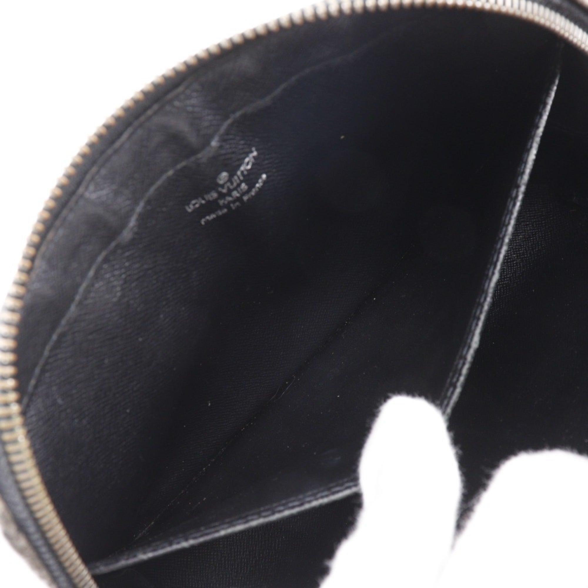 Louis Vuitton Taiga Ardoise Black Taiga Leather Handbag (Pre-Owned)