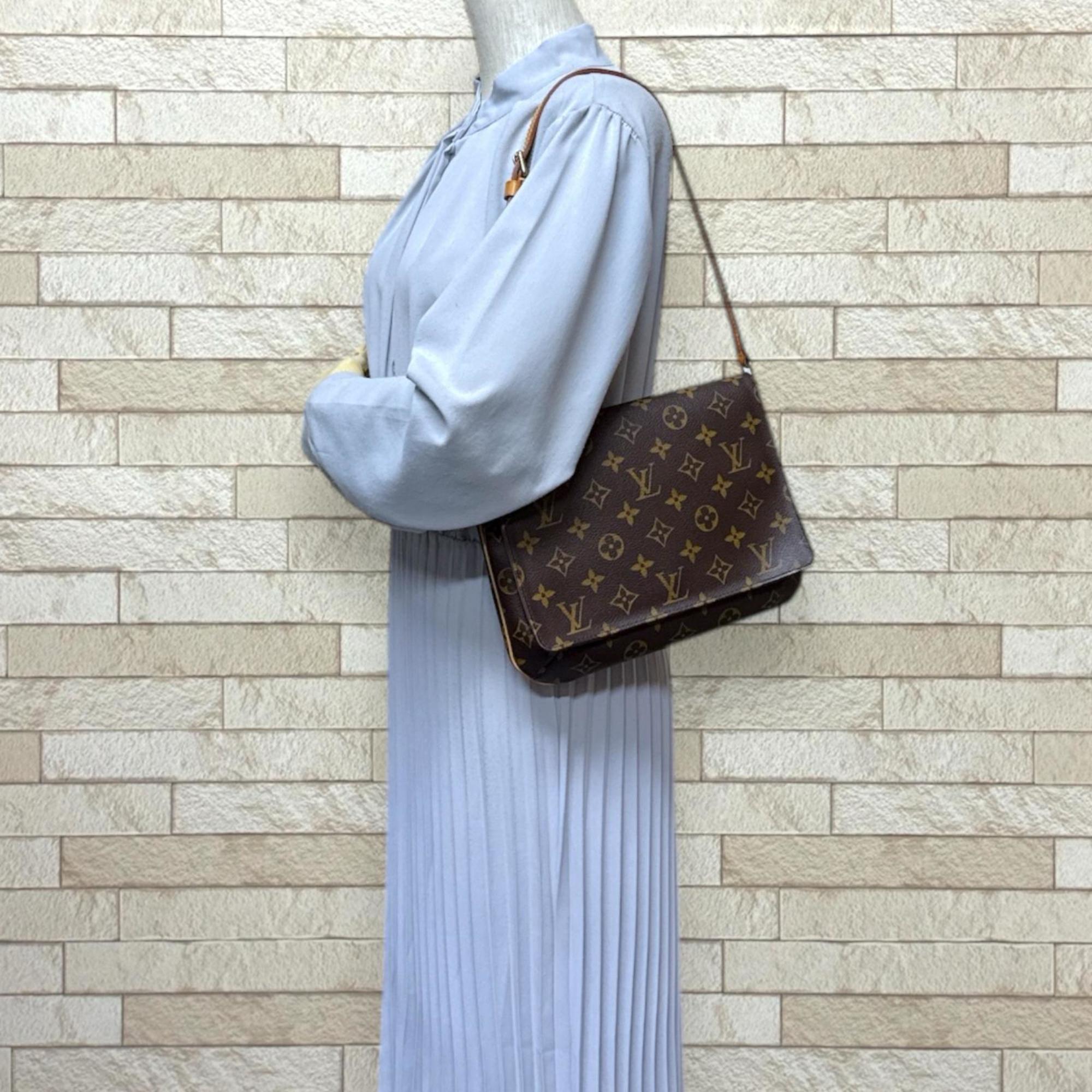 Louis Vuitton Brown Canvas Monogram Shoulder Bag (Pre-Owned)