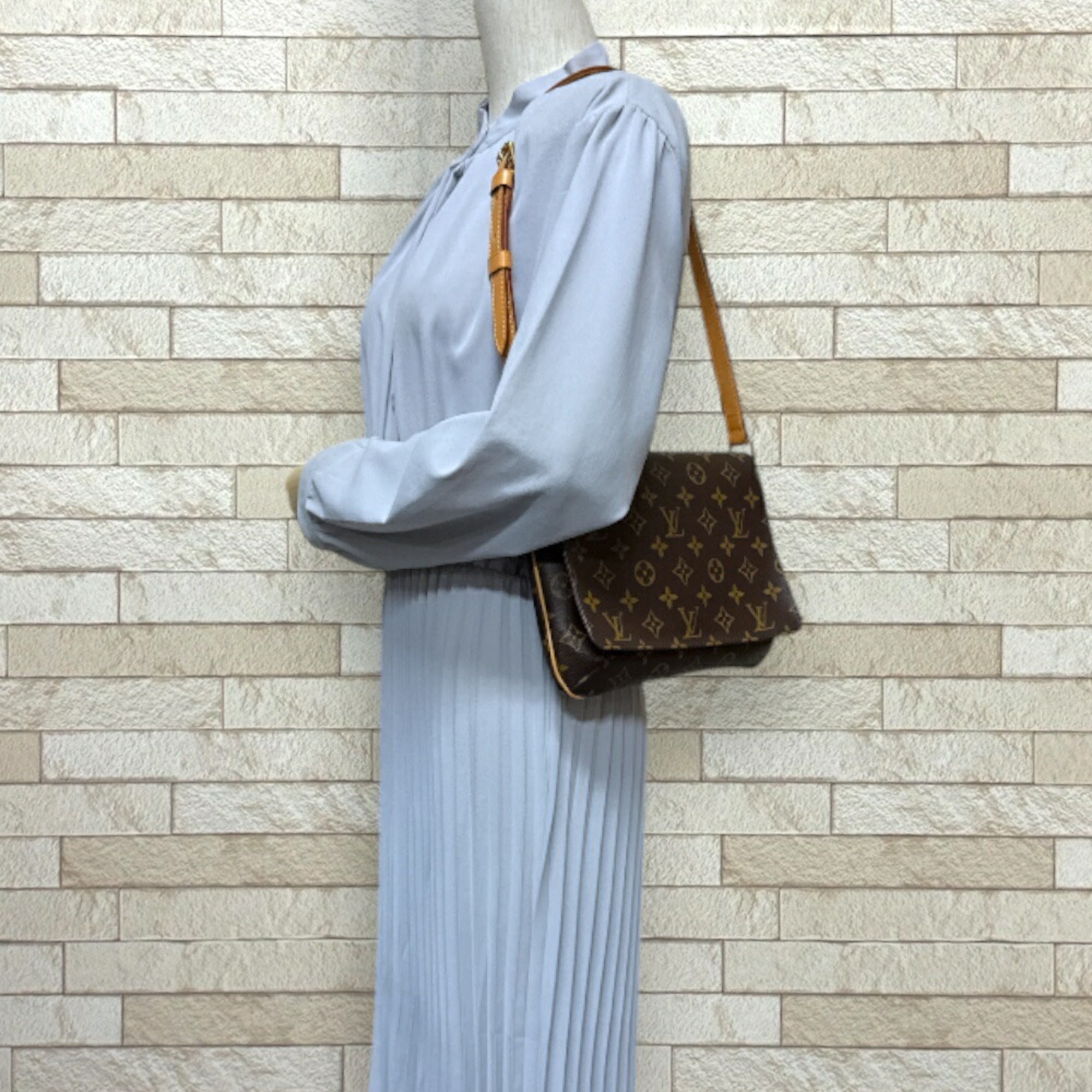 Louis Vuitton Brown Monogram Canvas Shoulder Bag (Pre-Owned)