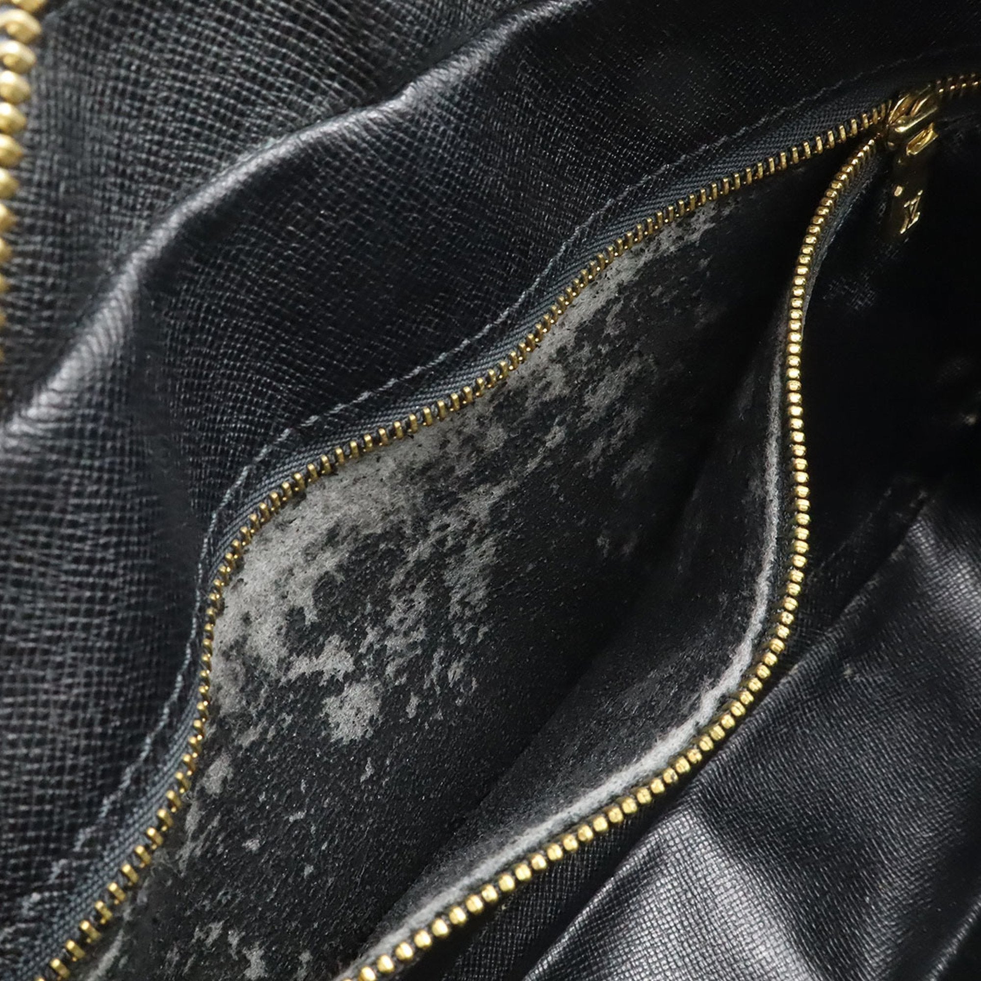Louis Vuitton Noir Epi Leather Shoulder Bag (Pre-Owned)
