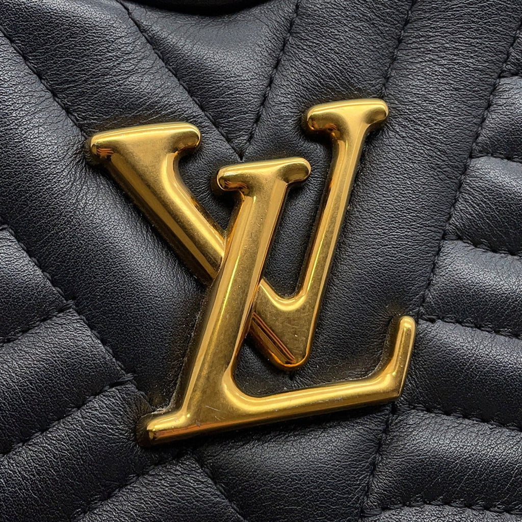 Louis Vuitton Noir Leather Shoulder Bag (Pre-Owned)
