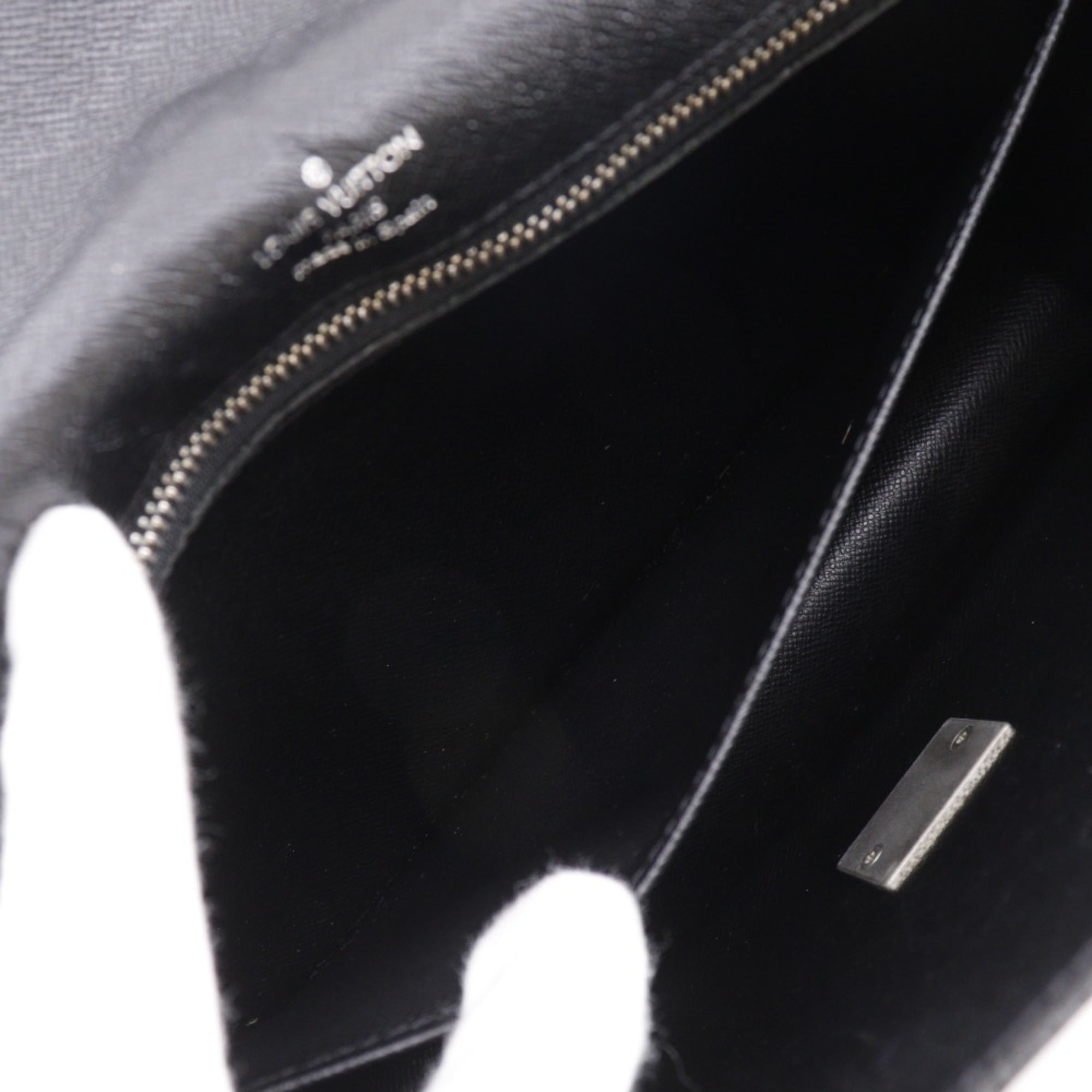 Louis Vuitton Taiga Ardoise Black Taiga Leather Pochette (Pre-Owned)